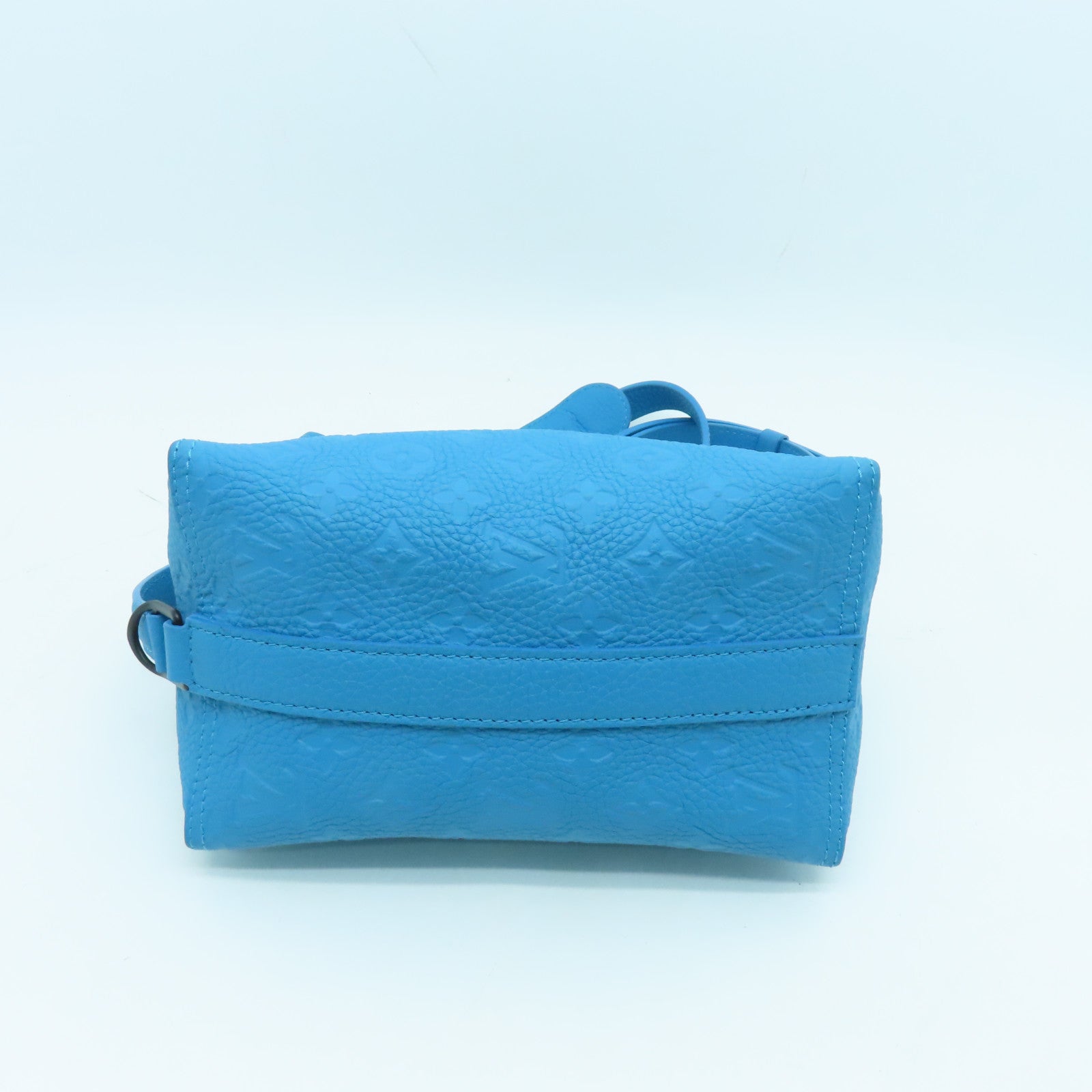 LOUIS VUITTON 【清倉大減價】Taurillon Monogram Triangle黑扣肩背袋藍色