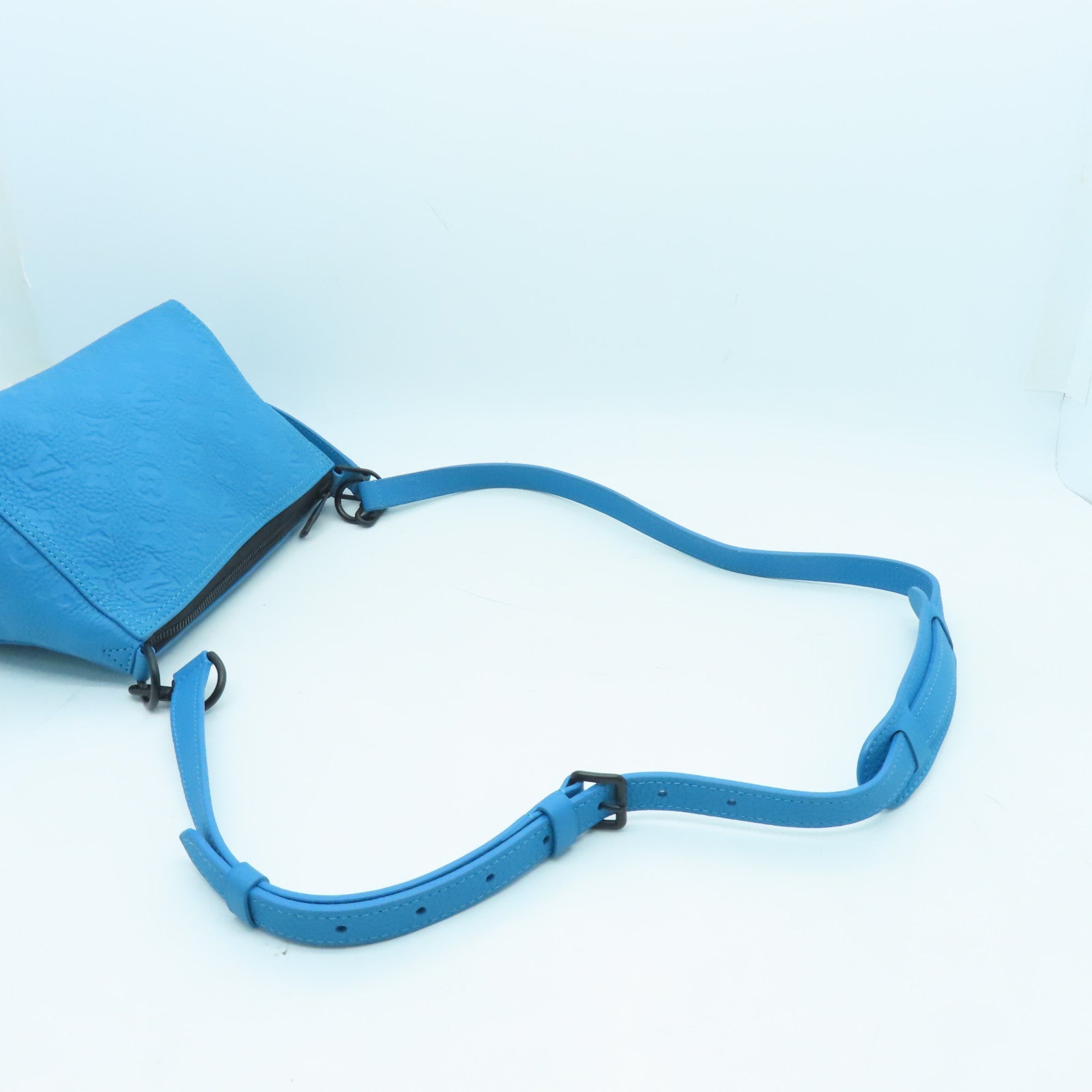 LOUIS VUITTON 【清倉大減價】Taurillon Monogram Triangle黑扣肩背袋藍色