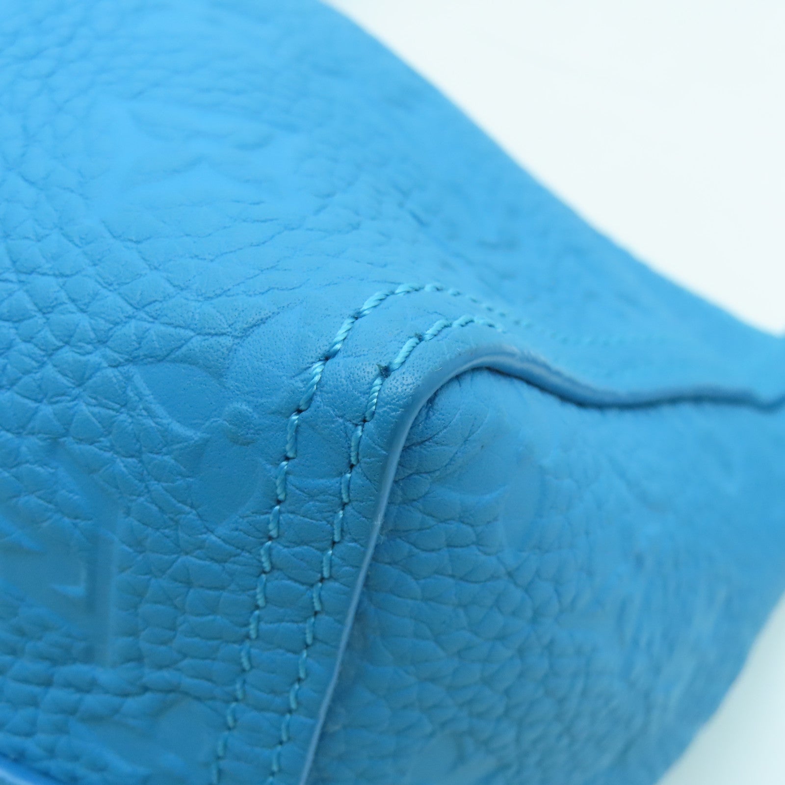 LOUIS VUITTON 【清倉大減價】Taurillon Monogram Triangle黑扣肩背袋藍色