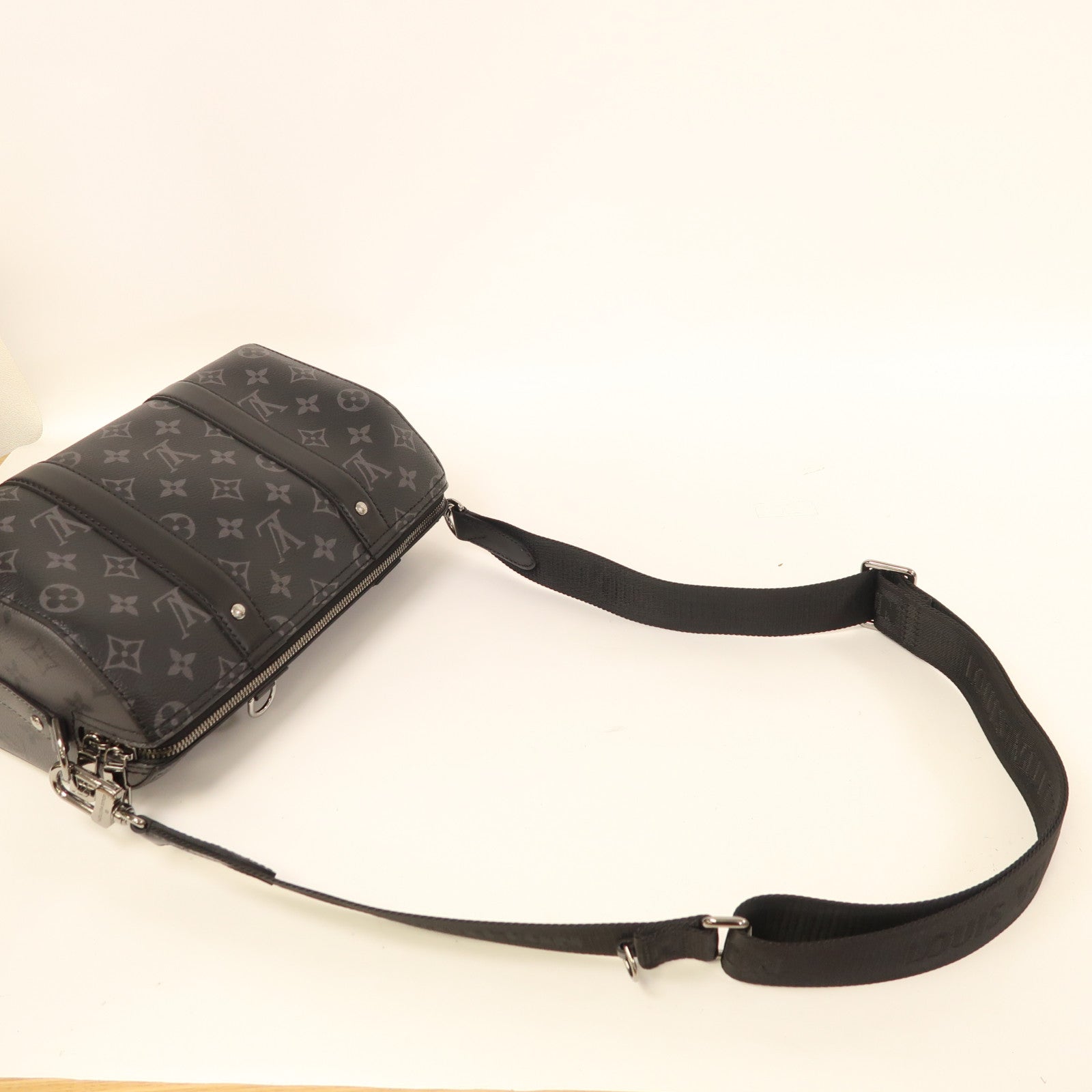 LOUIS VUITTON Monogram Eclipse City Keepall肩背袋黑色/灰色