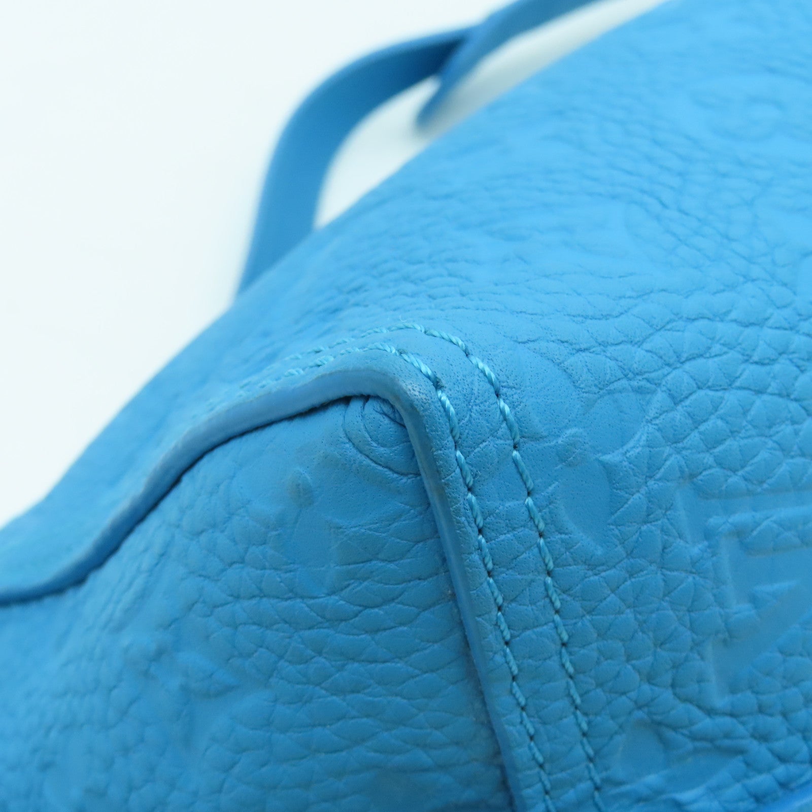 LOUIS VUITTON 【清倉大減價】Taurillon Monogram Triangle黑扣肩背袋藍色