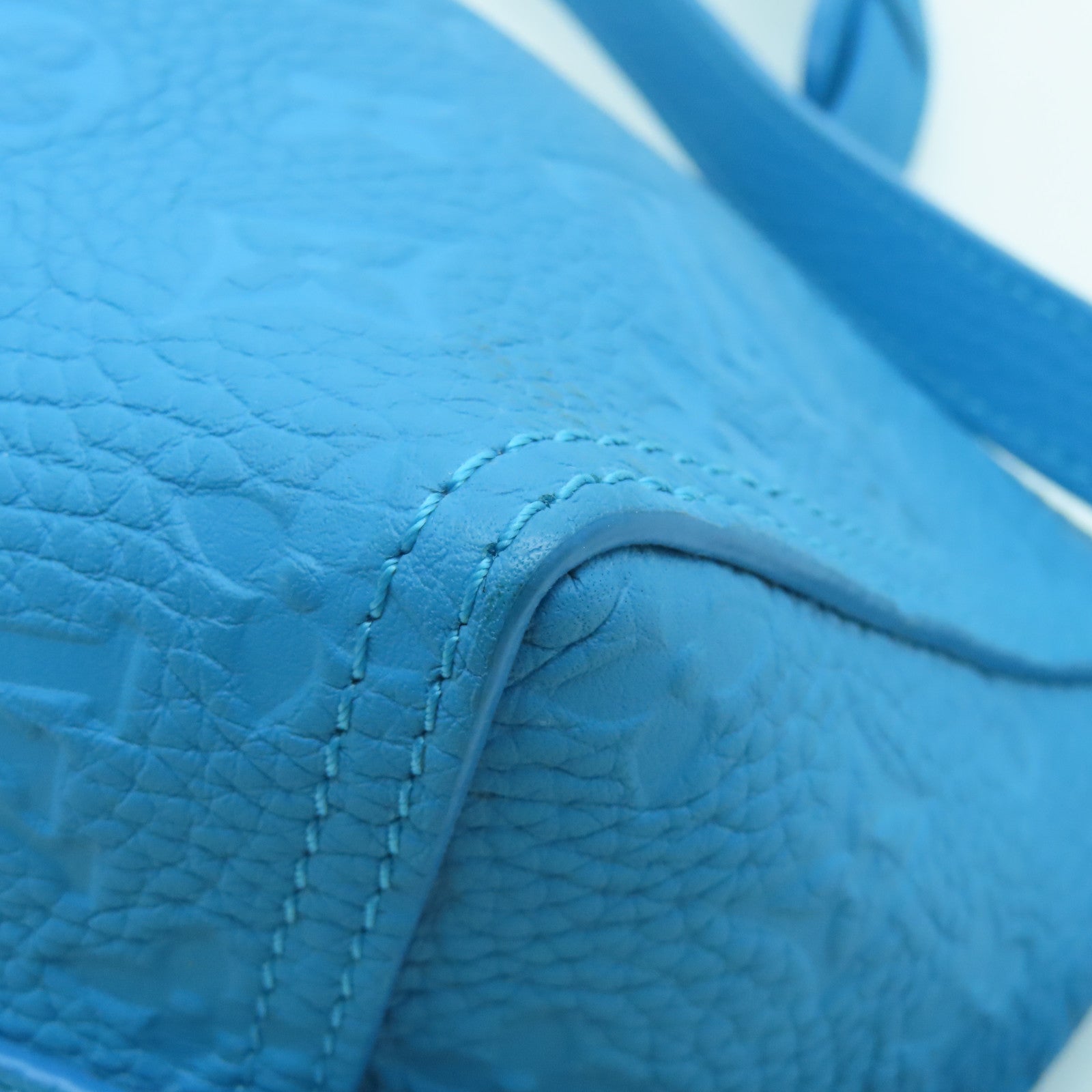 LOUIS VUITTON 【清倉大減價】Taurillon Monogram Triangle黑扣肩背袋藍色