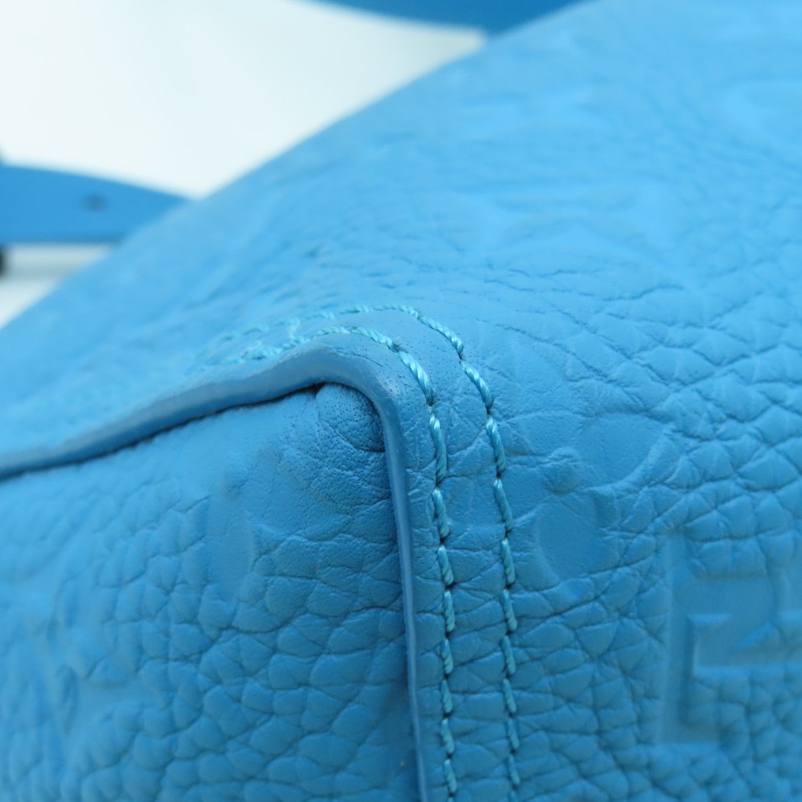LOUIS VUITTON 【清倉大減價】Taurillon Monogram Triangle黑扣肩背袋藍色