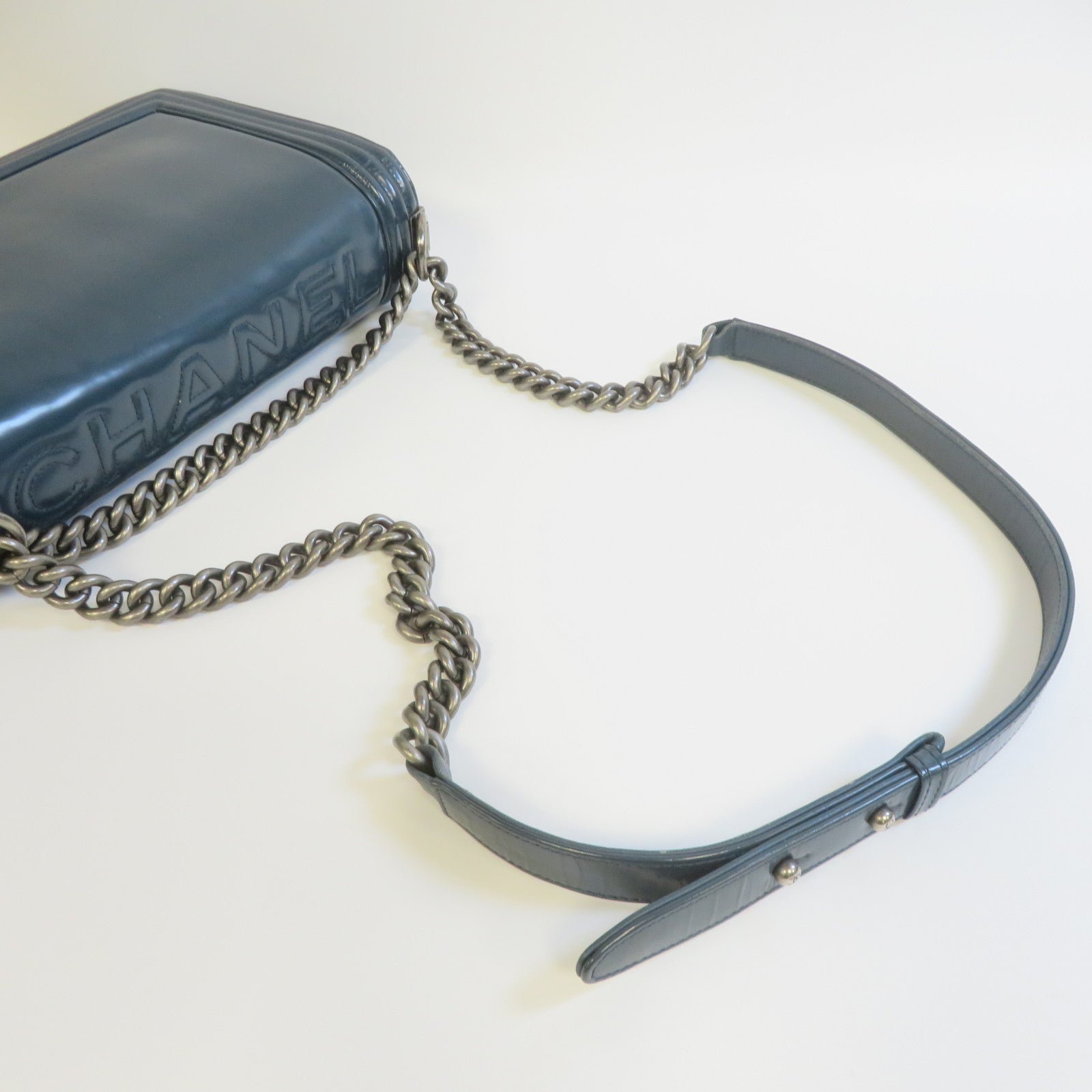 CHANEL **【激減優惠】牛皮皮革Boy 28銀扣鏈帶肩背袋藍色