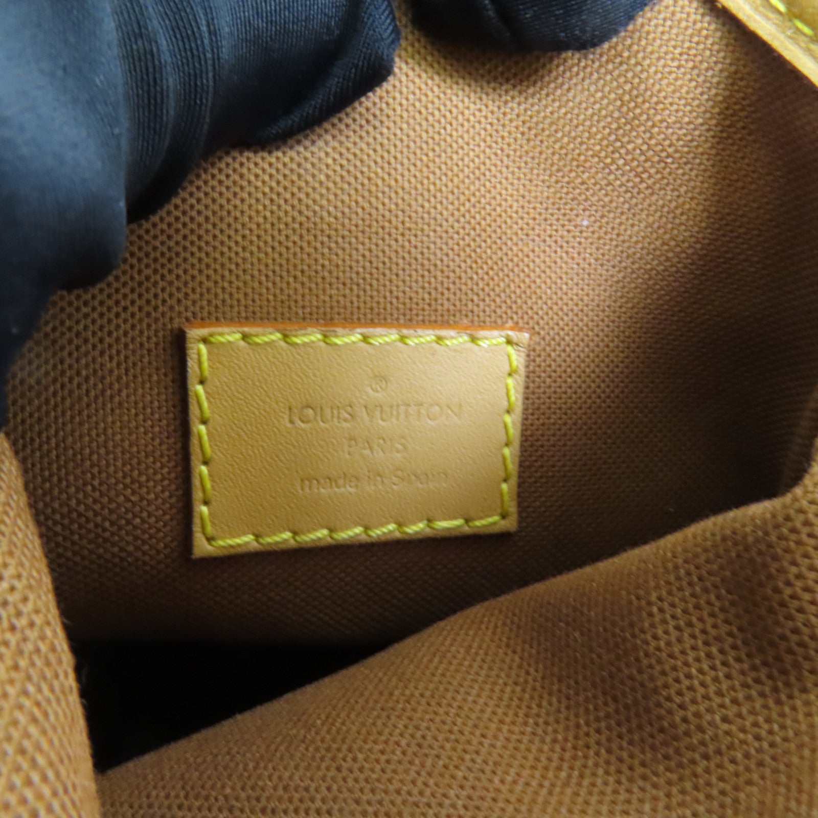 LOUIS VUITTON Monogram Fold Me Pouch金扣肩背袋