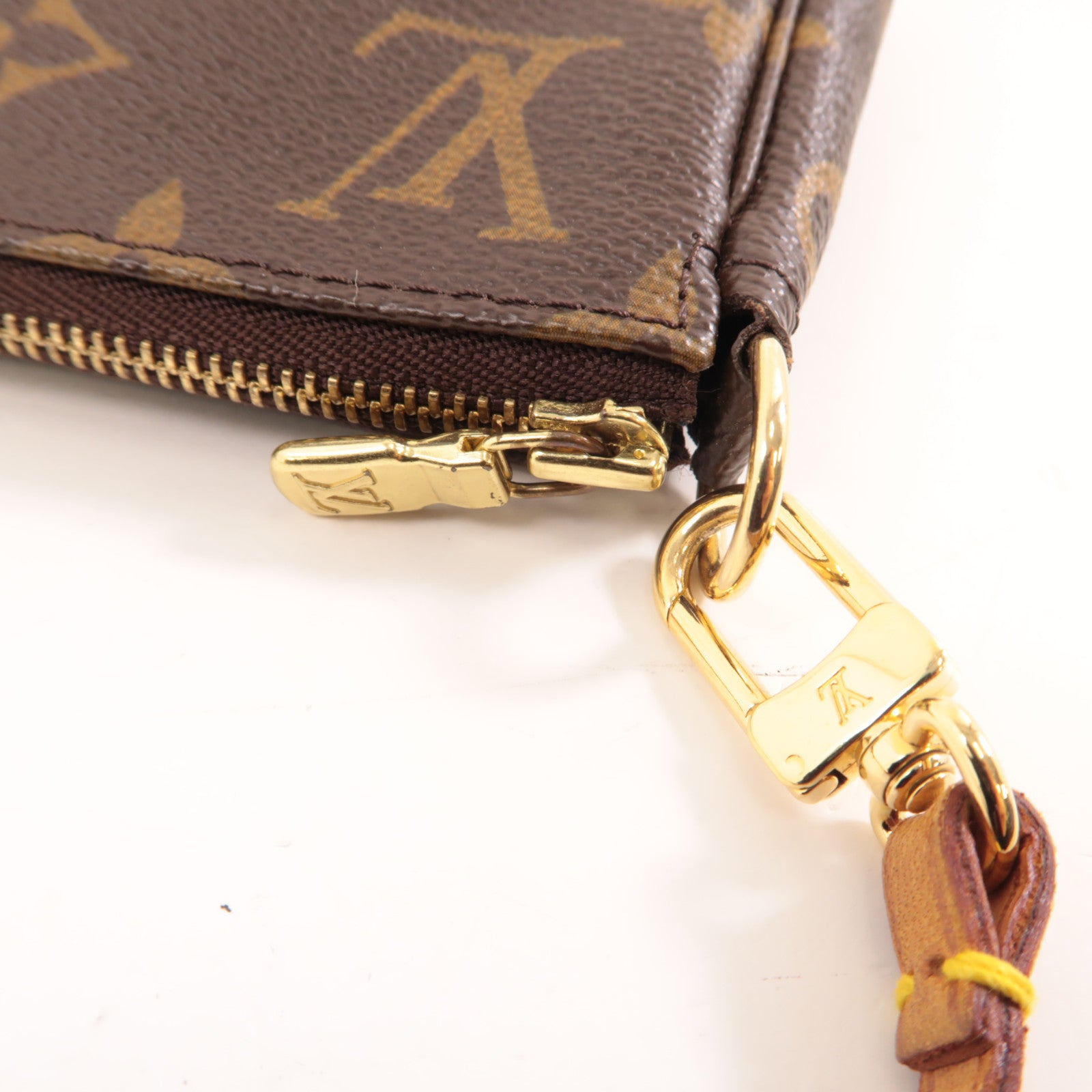 LOUIS VUITTON Monogram Pochette Accessoires金扣手挽袋棕色