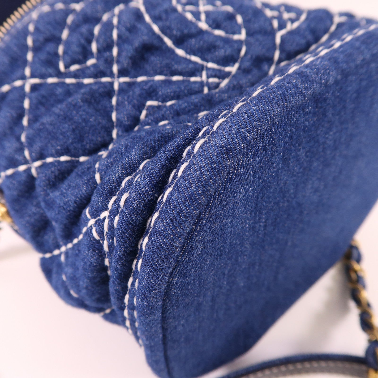 CHANEL 牛仔布Vanity Case金扣鏈帶肩背袋