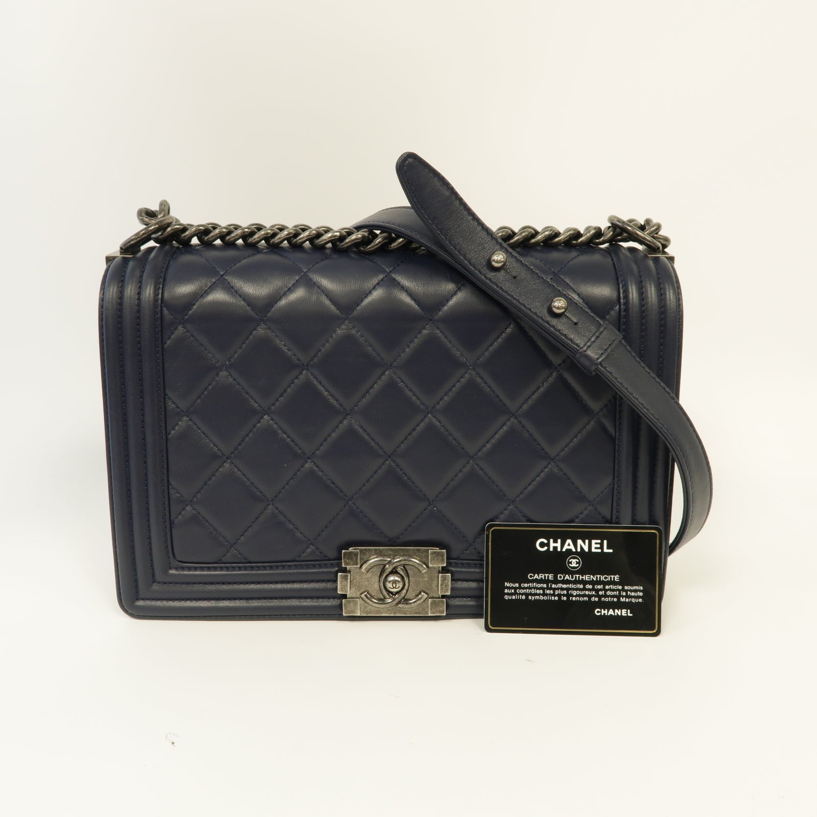 CHANEL 【激減優惠】菱格羊皮皮革Boy Chanel 28cm銀扣鏈帶肩背袋深藍色