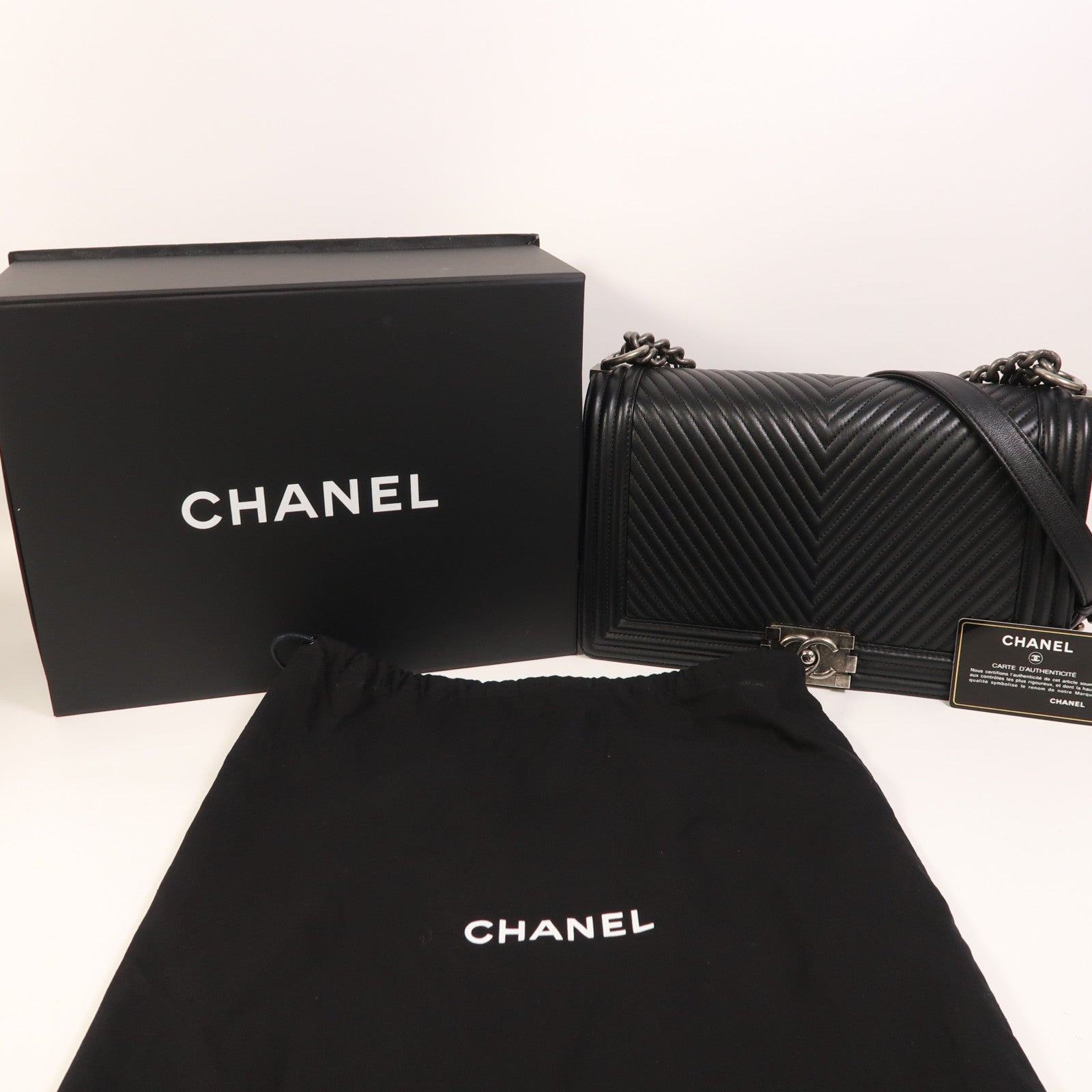 CHANEL 牛皮皮革Boy 28銀扣鏈帶肩背袋