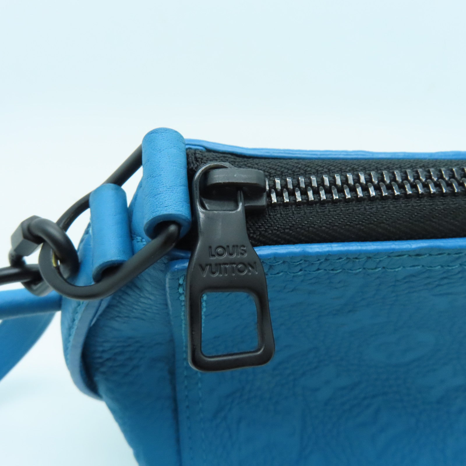 LOUIS VUITTON 【清倉大減價】Taurillon Monogram Triangle黑扣肩背袋藍色