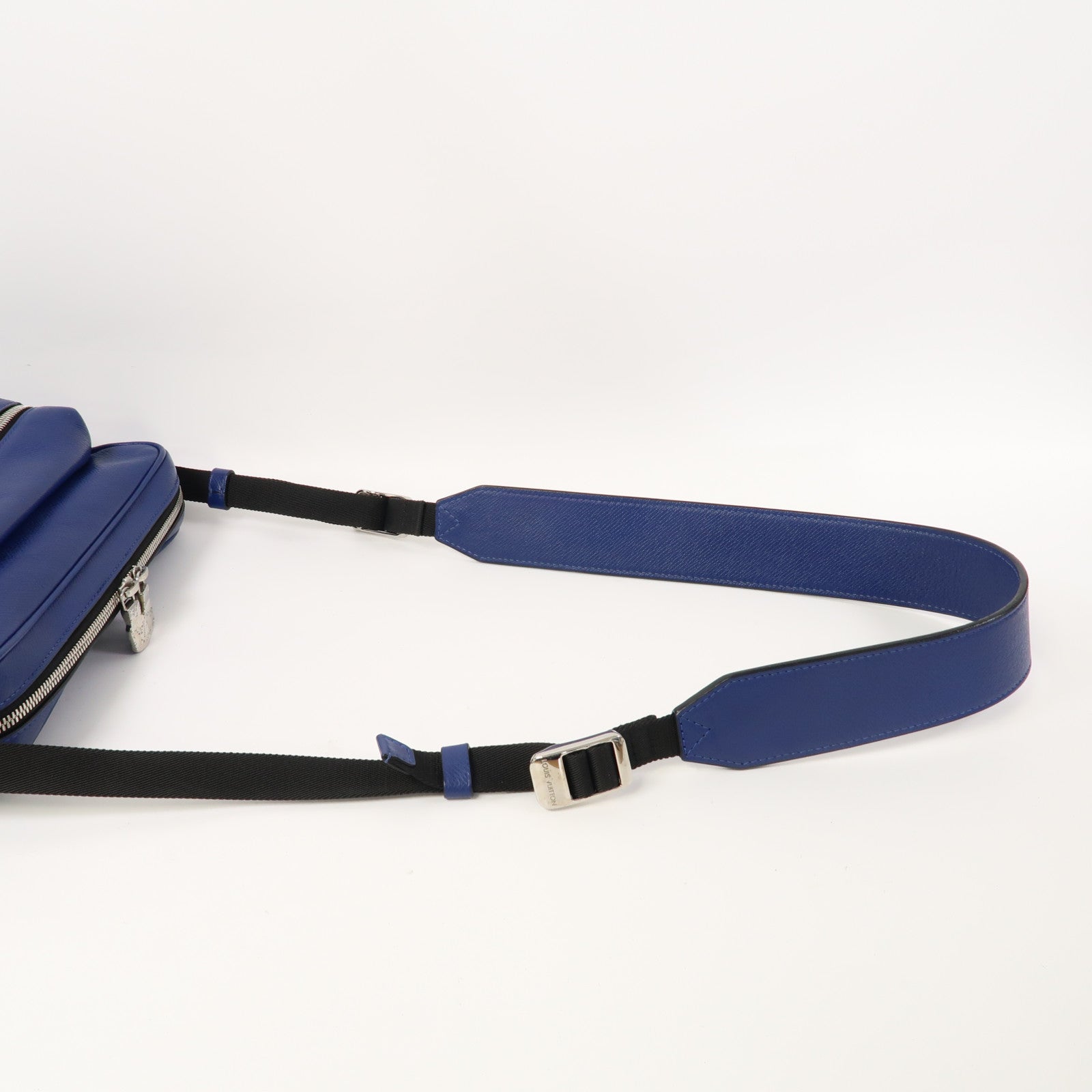 LOUIS VUITTON Taiga Outdoor Messenger PM銀扣肩背袋藍色