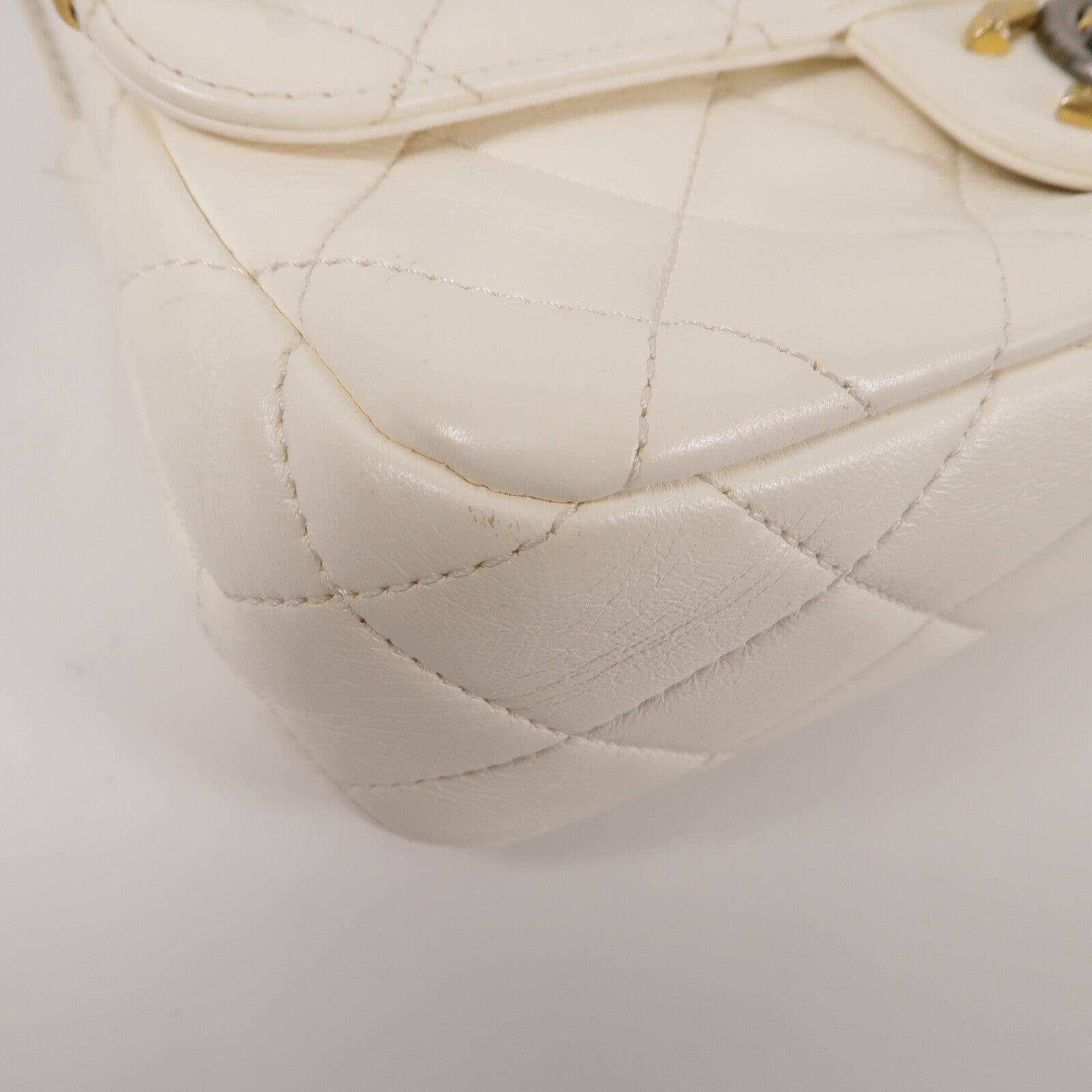 CHANEL 羊皮皮革Pearl Hairpin Badge Bag鏈帶肩背袋