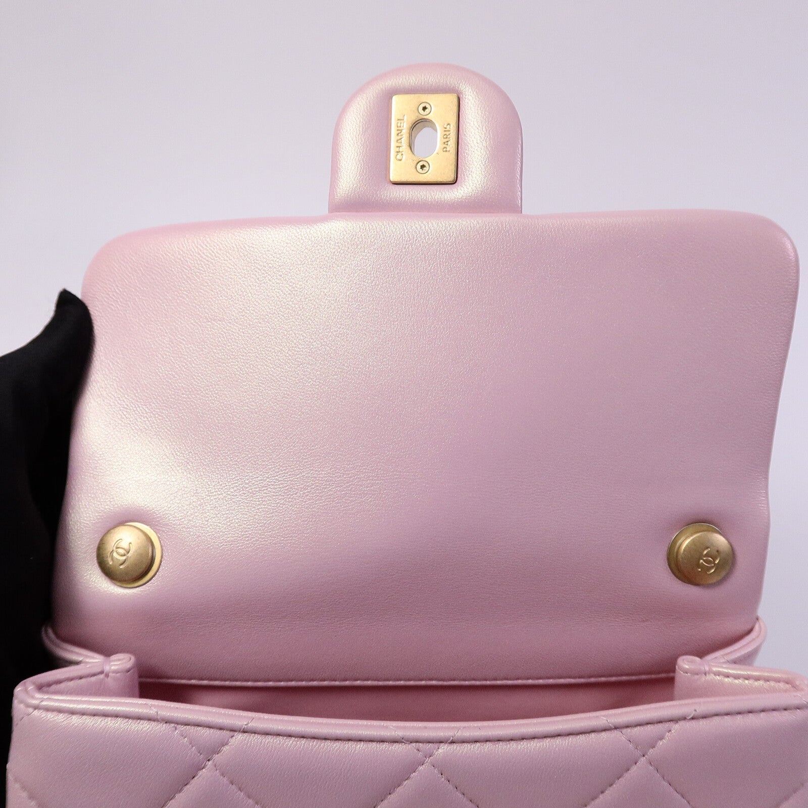CHANEL 羊皮皮革Pearl Crush Mini Flap Bag鏈帶肩背袋
