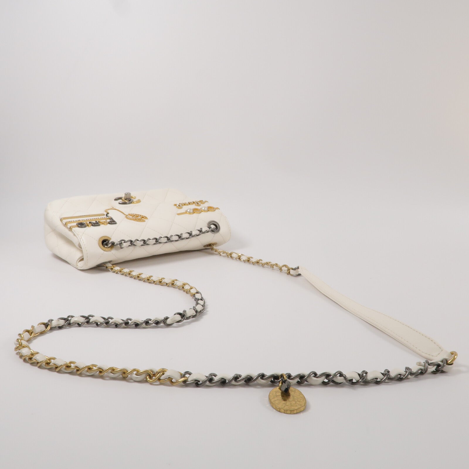 CHANEL 羊皮皮革Pearl Hairpin Badge Bag鏈帶肩背袋
