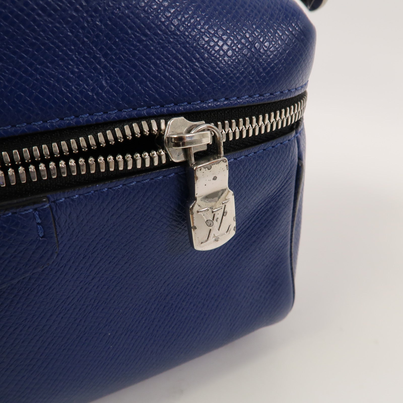 LOUIS VUITTON Taiga Outdoor Messenger PM銀扣肩背袋藍色