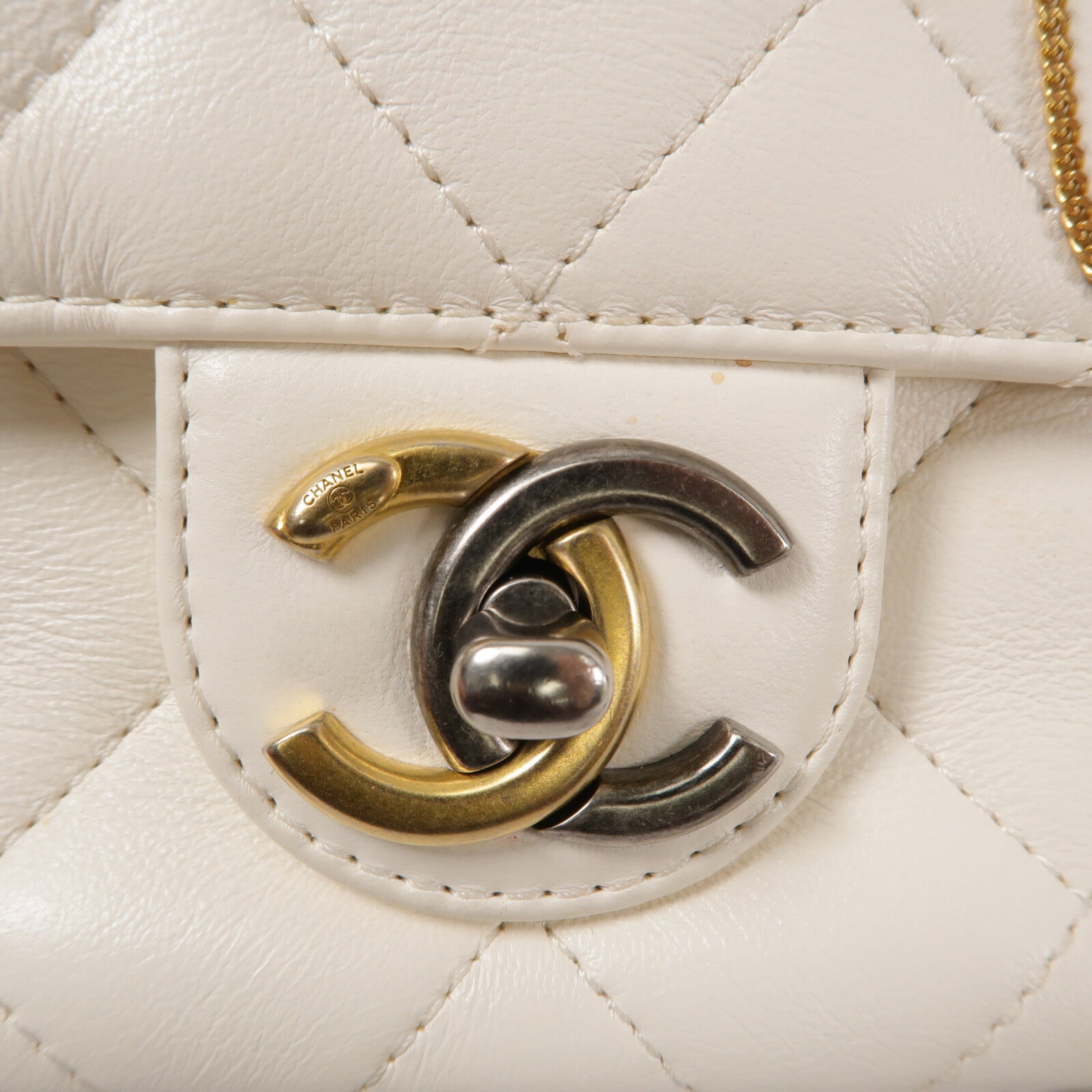CHANEL 羊皮皮革Pearl Hairpin Badge Bag鏈帶肩背袋