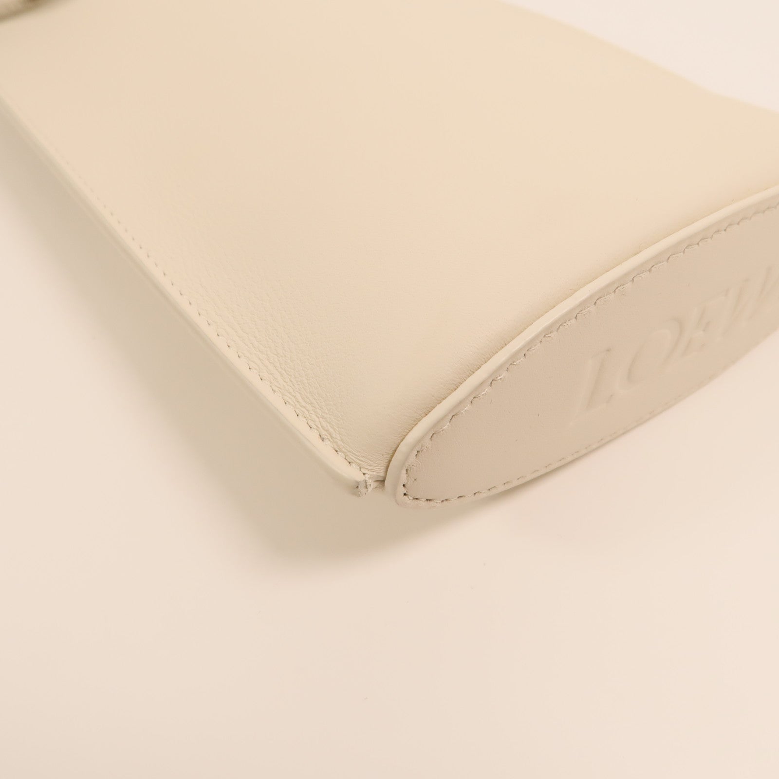 LOEWE 牛皮皮革Dice Pocket金扣肩背袋