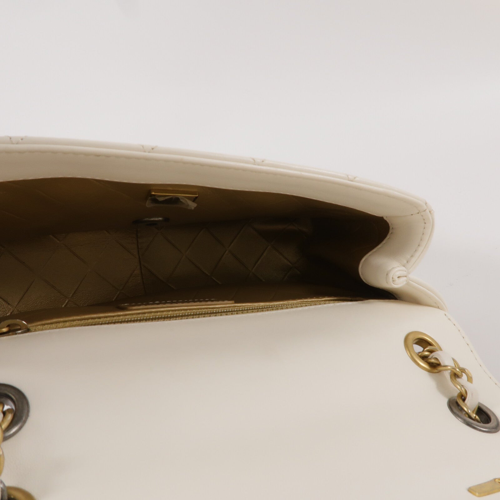 CHANEL 羊皮皮革Pearl Hairpin Badge Bag鏈帶肩背袋