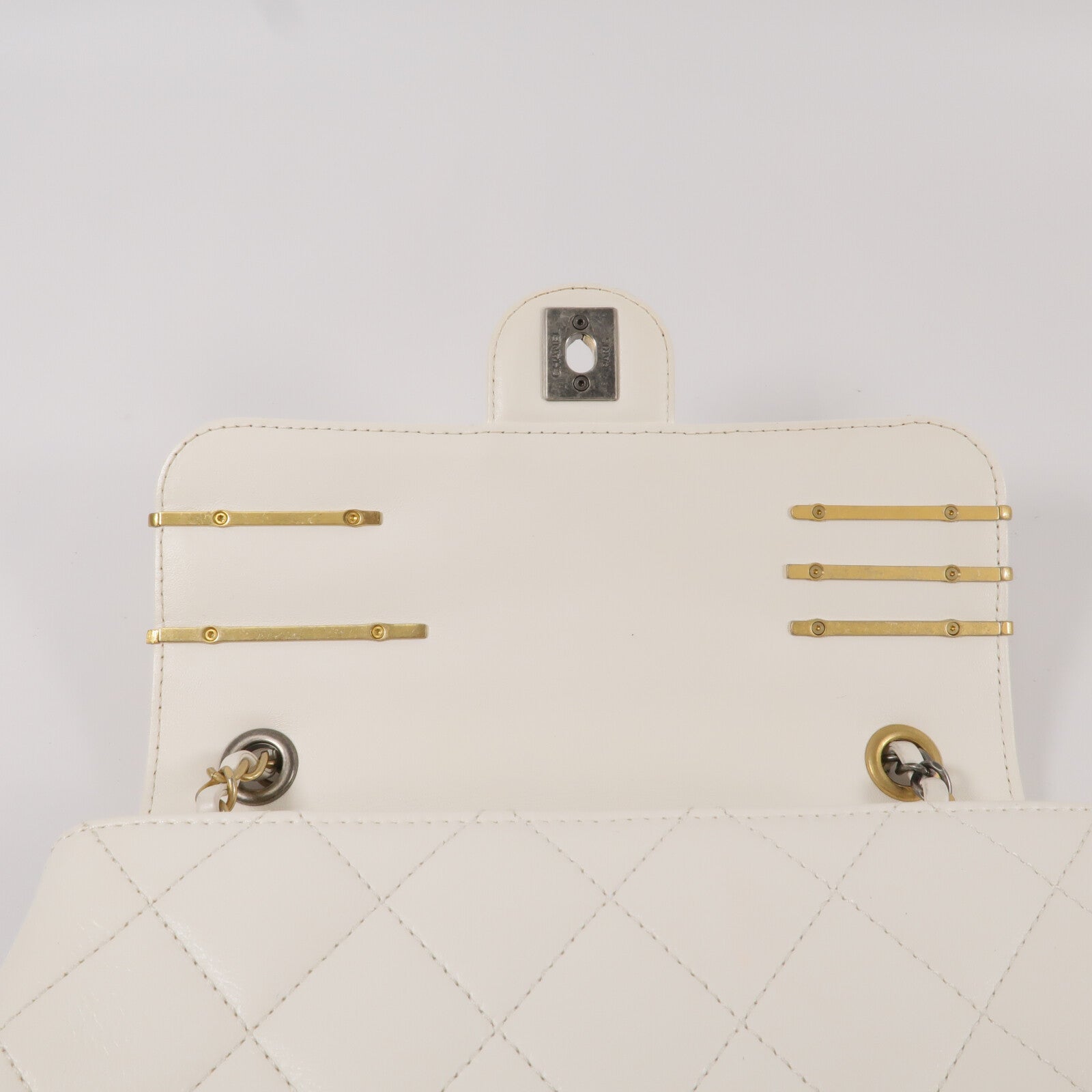 CHANEL 羊皮皮革Pearl Hairpin Badge Bag鏈帶肩背袋