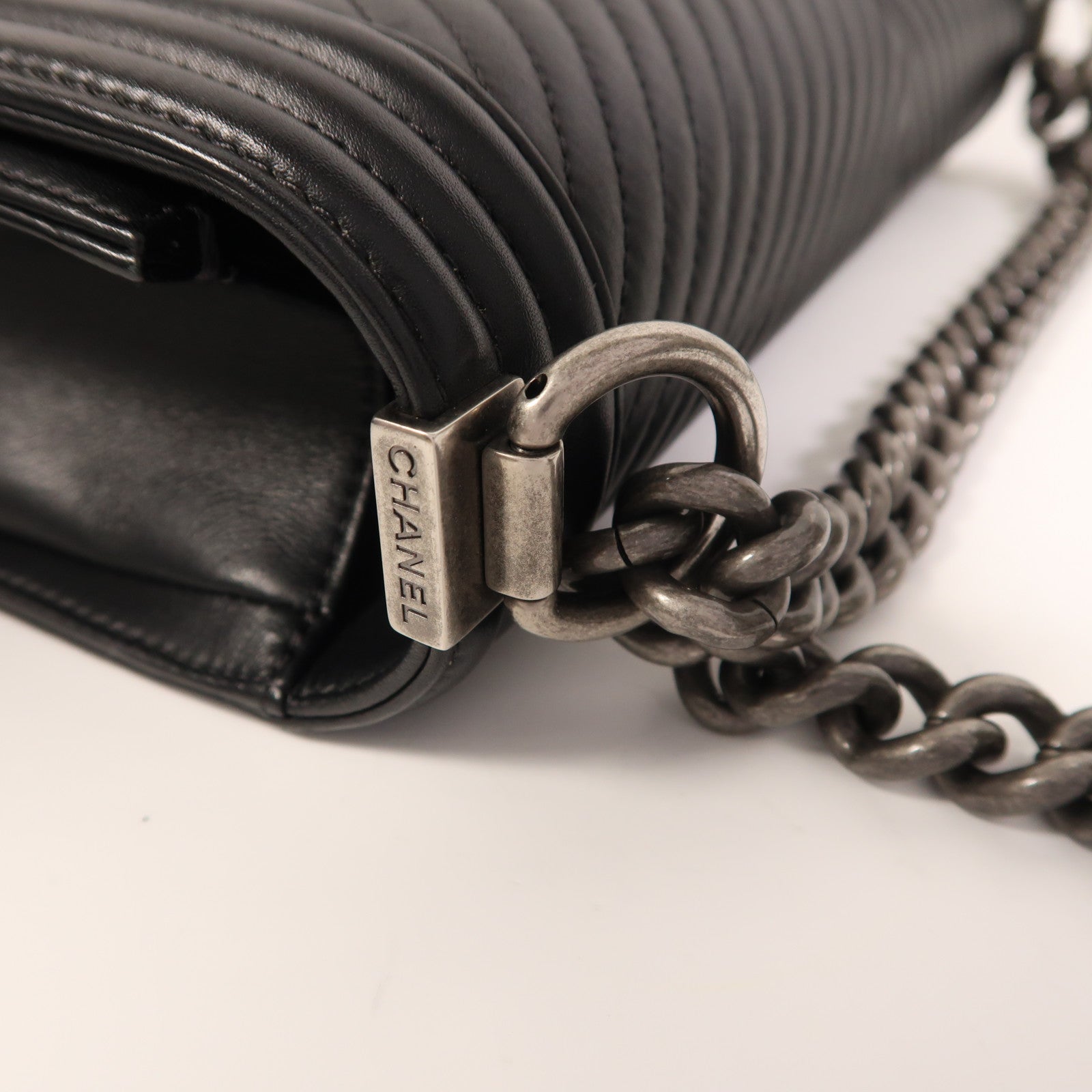 CHANEL 牛皮皮革Boy 28銀扣鏈帶肩背袋