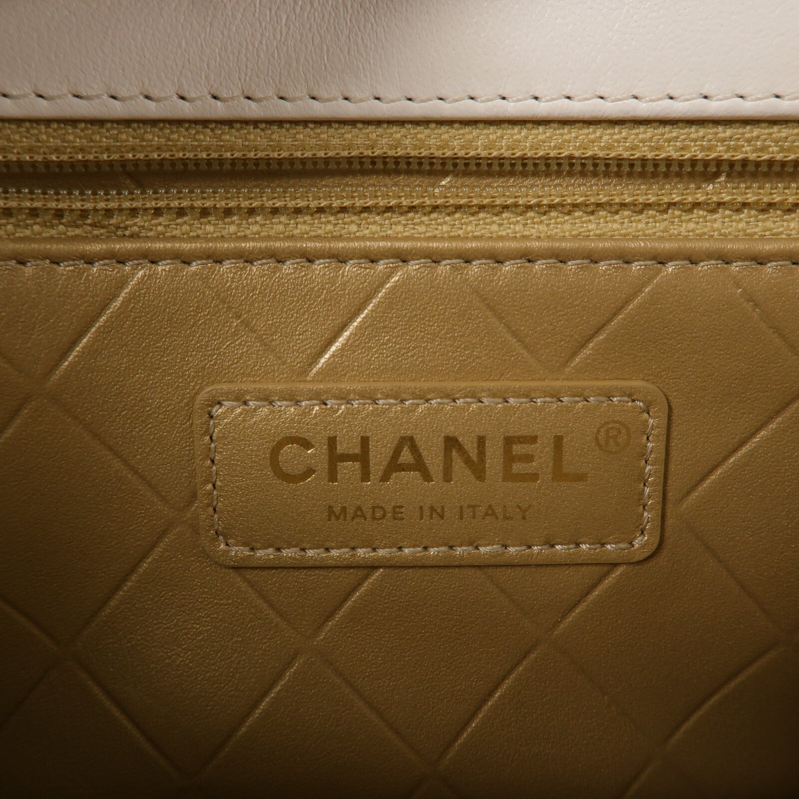 CHANEL 羊皮皮革Pearl Hairpin Badge Bag鏈帶肩背袋