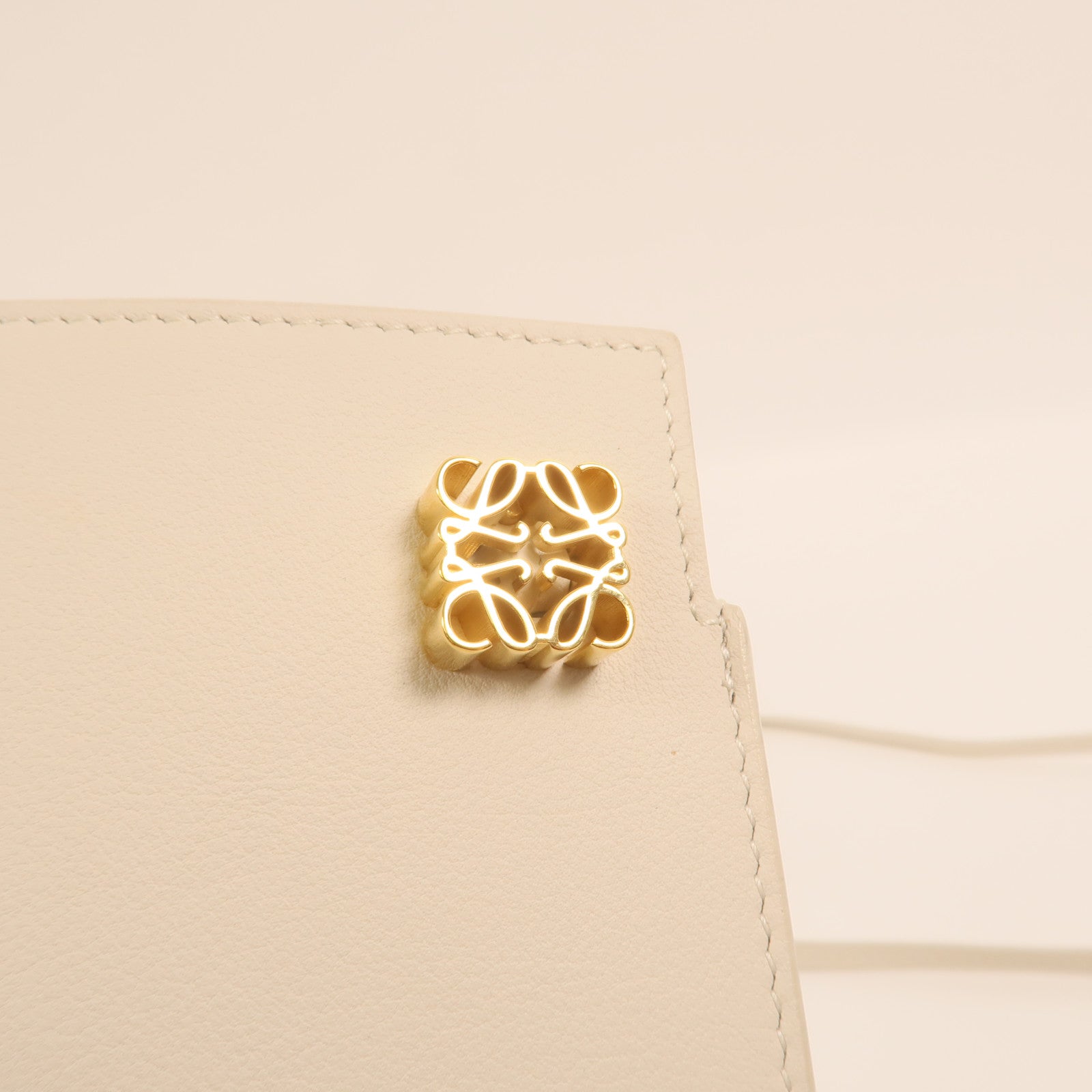 LOEWE 牛皮皮革Dice Pocket金扣肩背袋