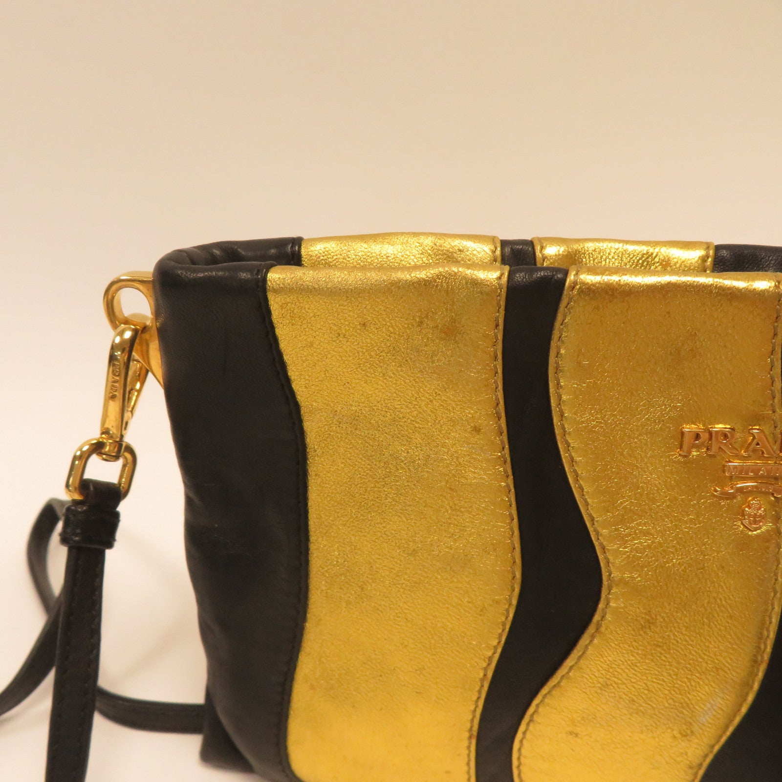 PRADA 【激減優惠】羊皮皮革Shoulder Bag金扣肩背袋黑色/金色