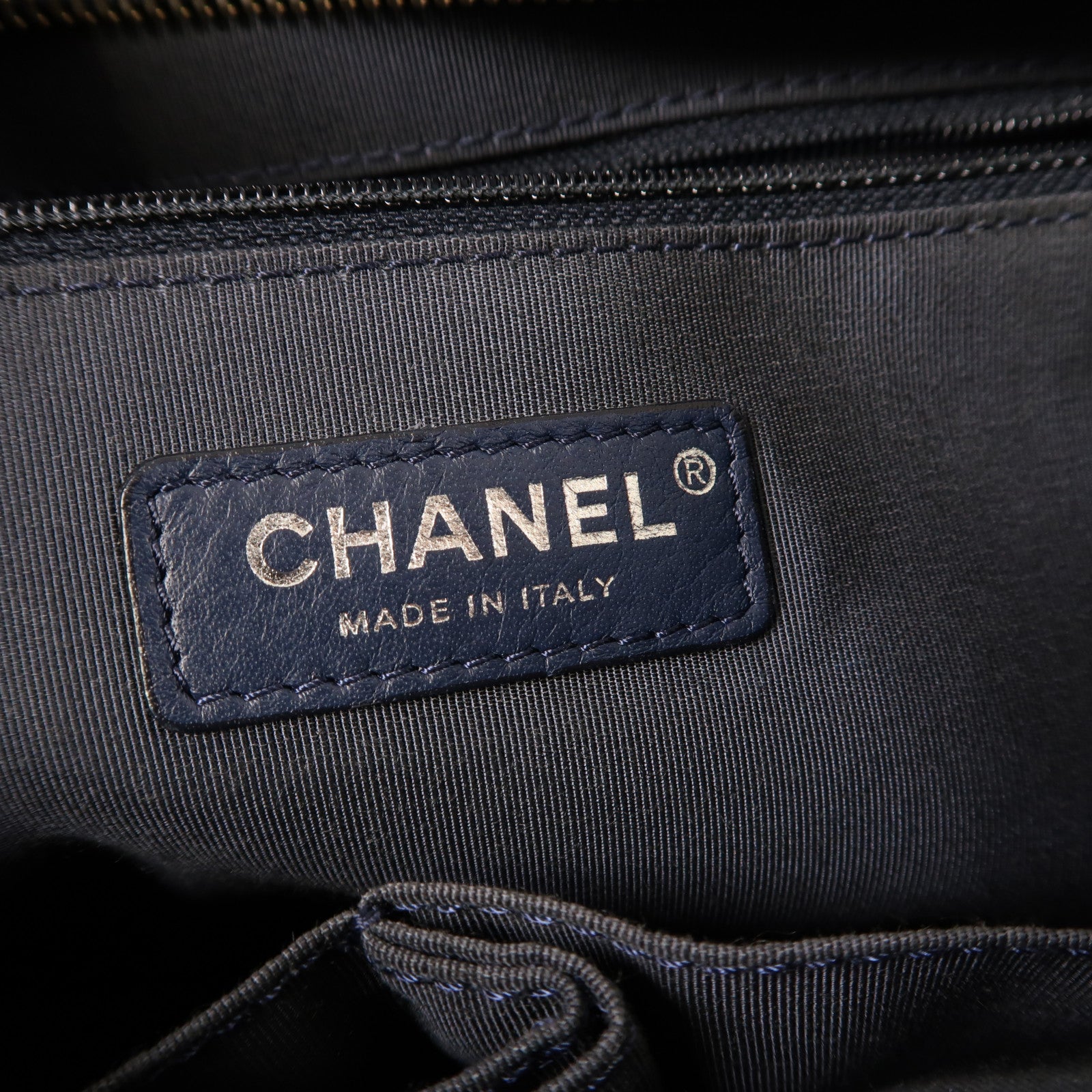 CHANEL 菱格牛皮皮革Gabrielle Large鏈帶肩背袋深藍色
