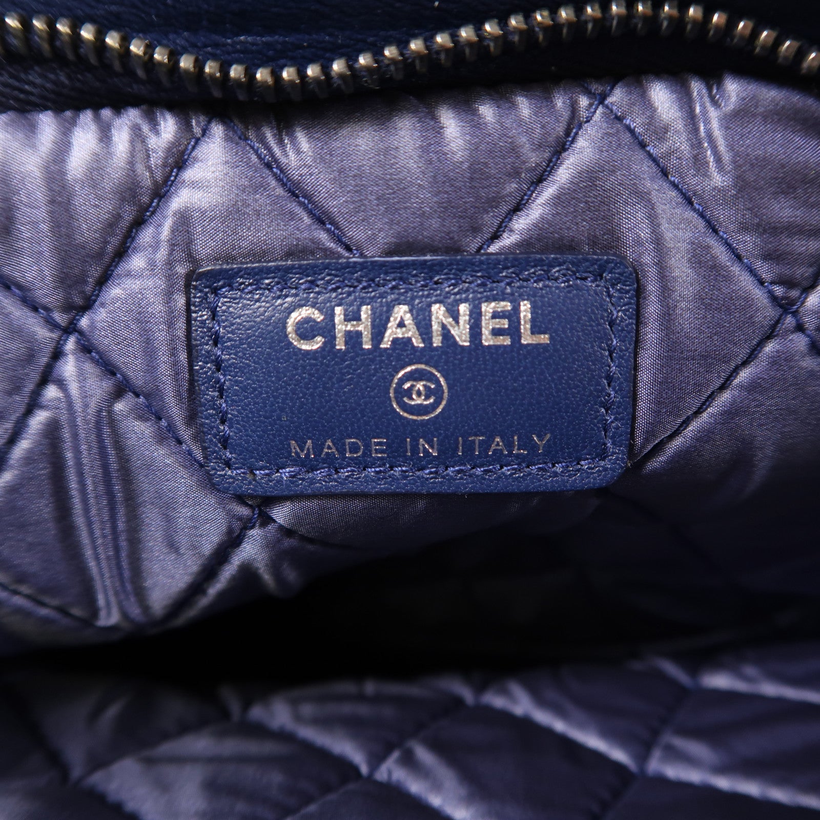 CHANEL 皮革Boy Clutch銀扣手拿包