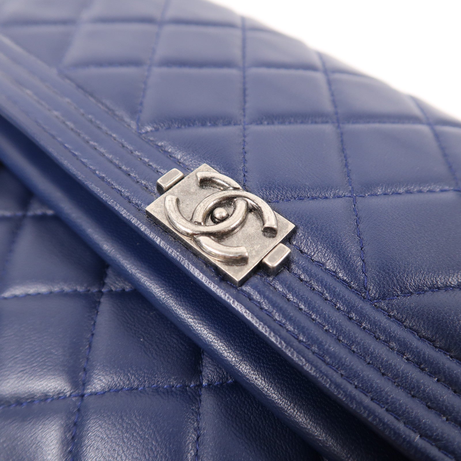 CHANEL 皮革Boy Clutch銀扣手拿包