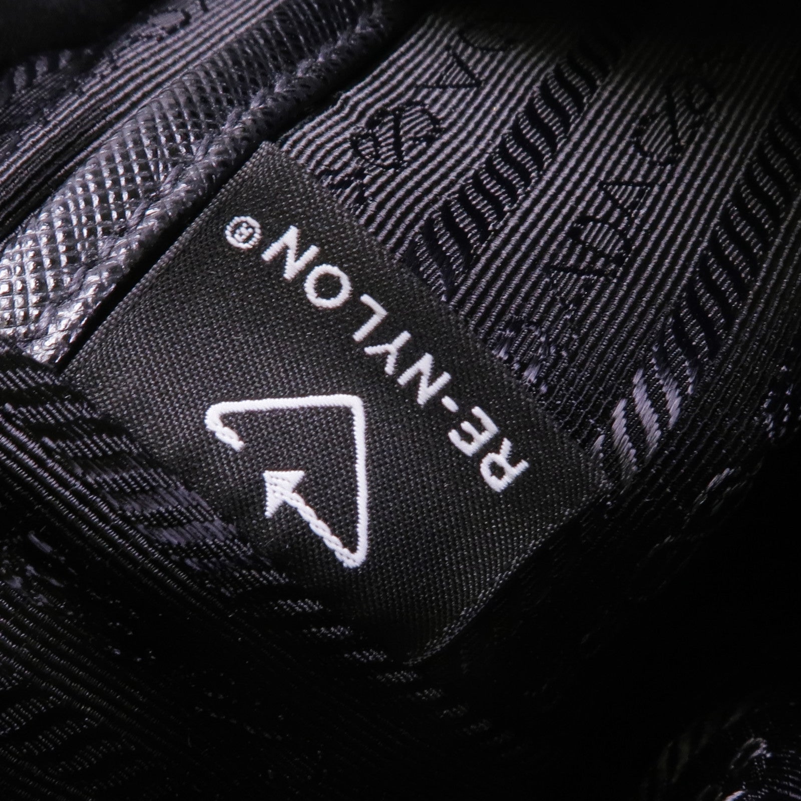 PRADA 尼龍Shoulder Bag銀扣肩背袋