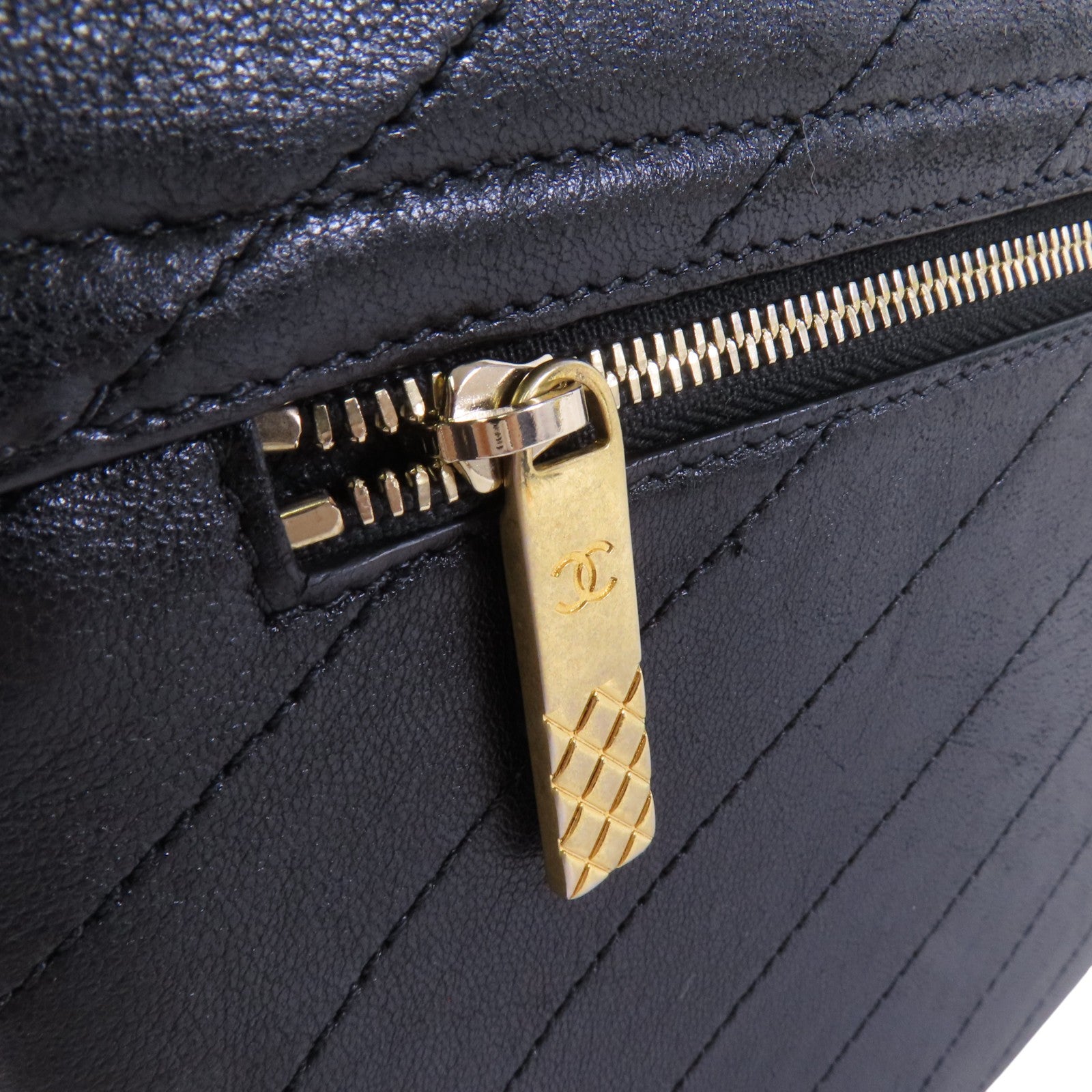 CHANEL 牛皮皮革Chevron金扣鏈帶肩背袋