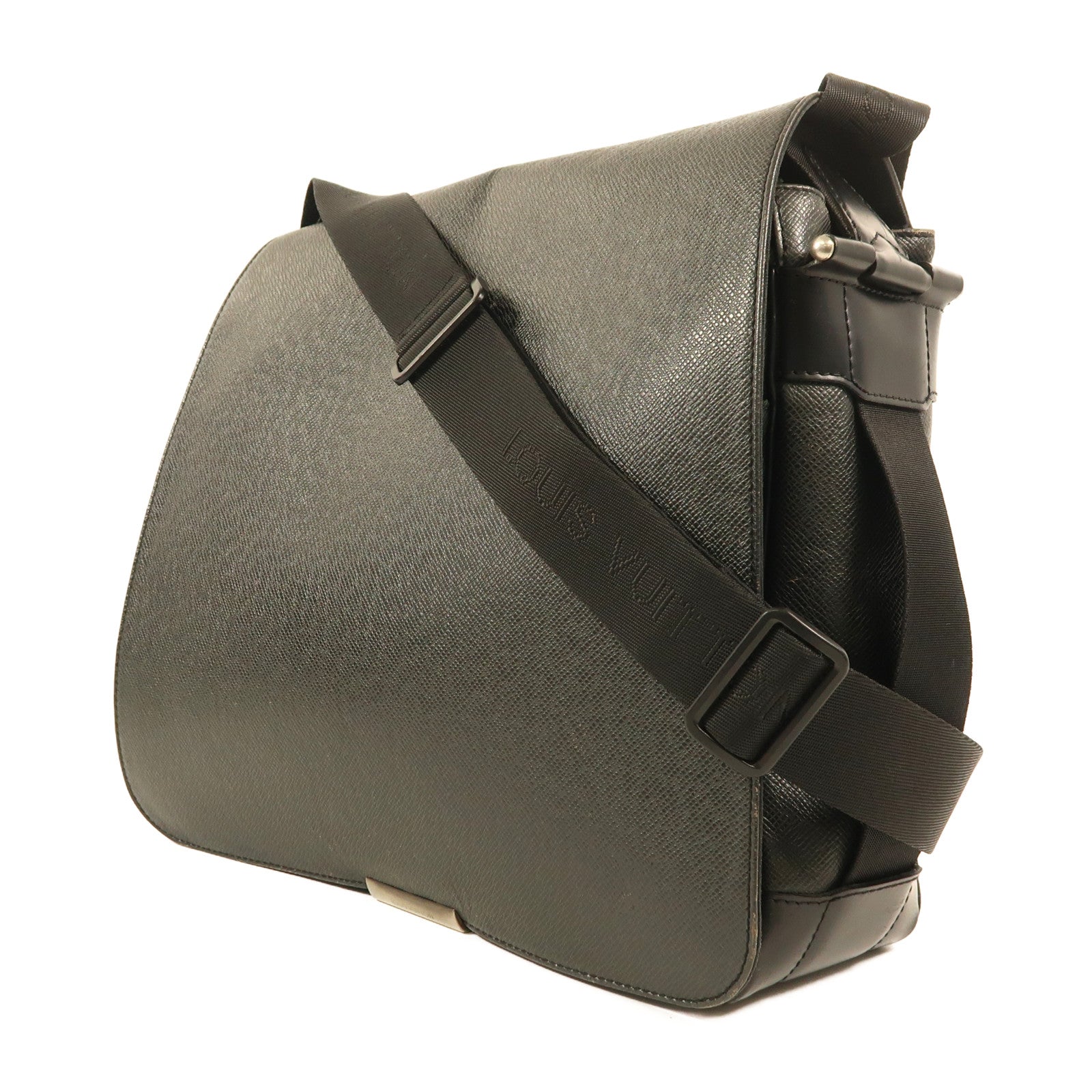 LOUIS VUITTON Taiga Victor銀扣肩背袋