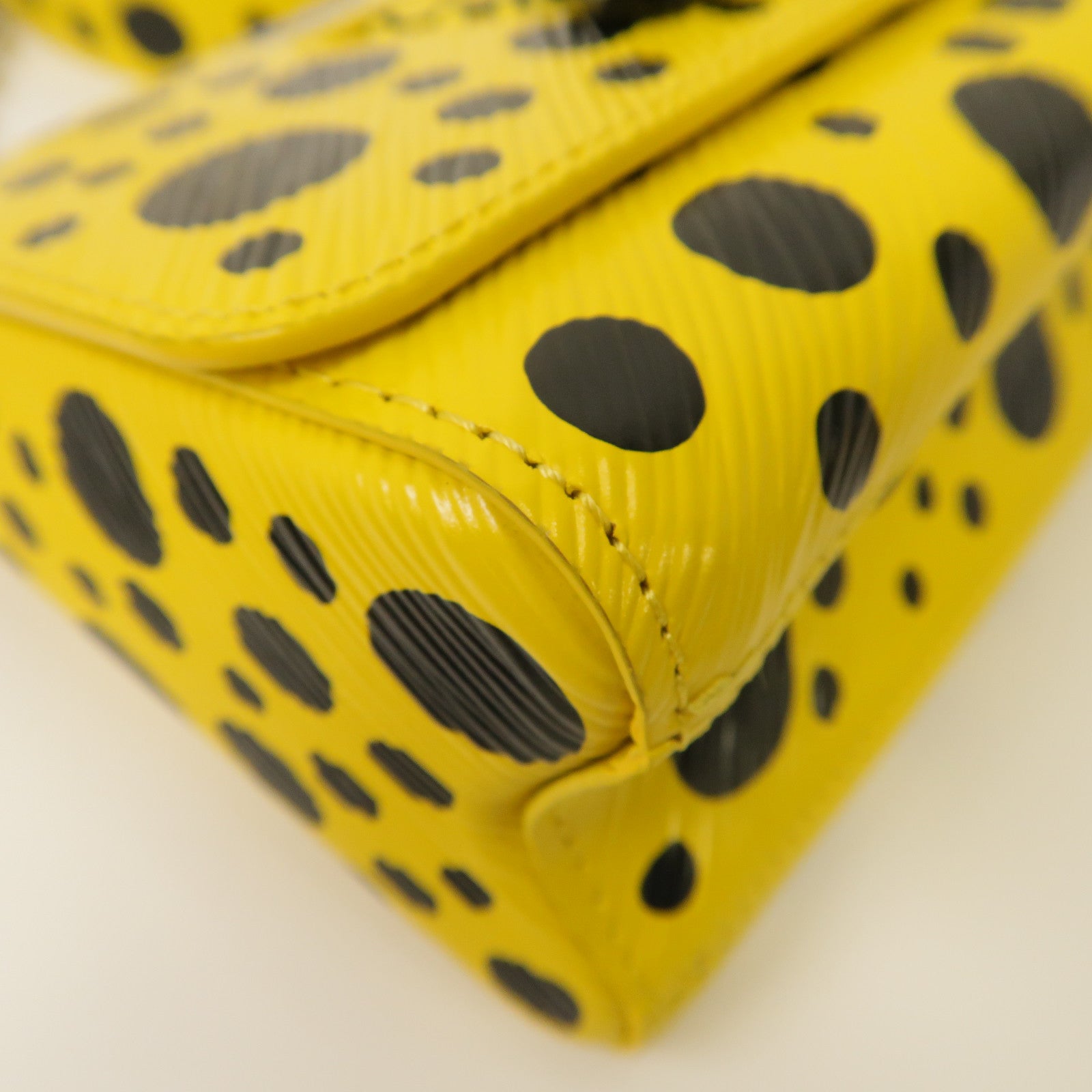 LOUIS VUITTON Epi皮革Yayoi Kusama Twist PM銀扣鏈帶肩背袋黃色/黑色