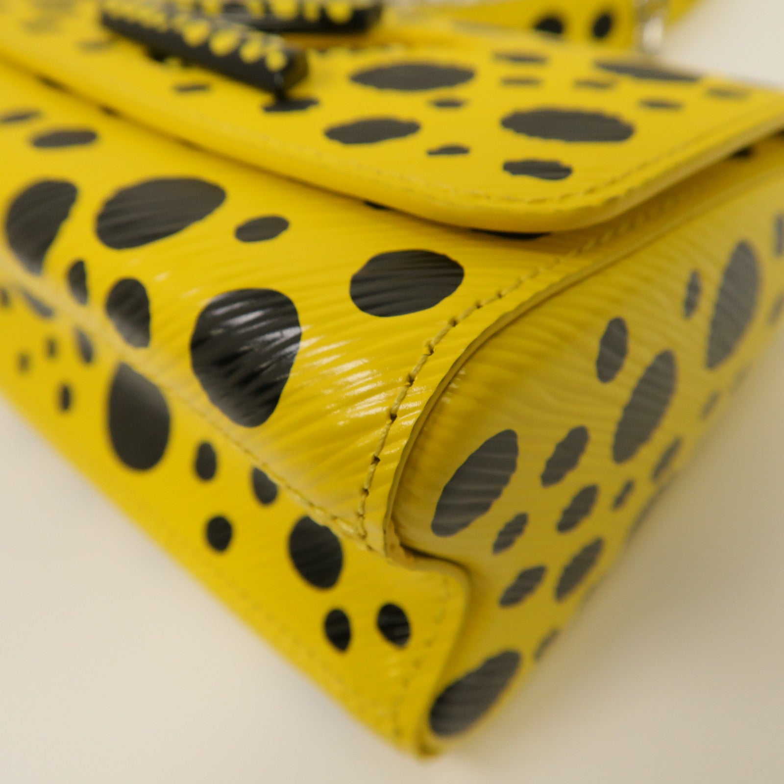 LOUIS VUITTON Epi皮革Yayoi Kusama Twist PM銀扣鏈帶肩背袋黃色/黑色
