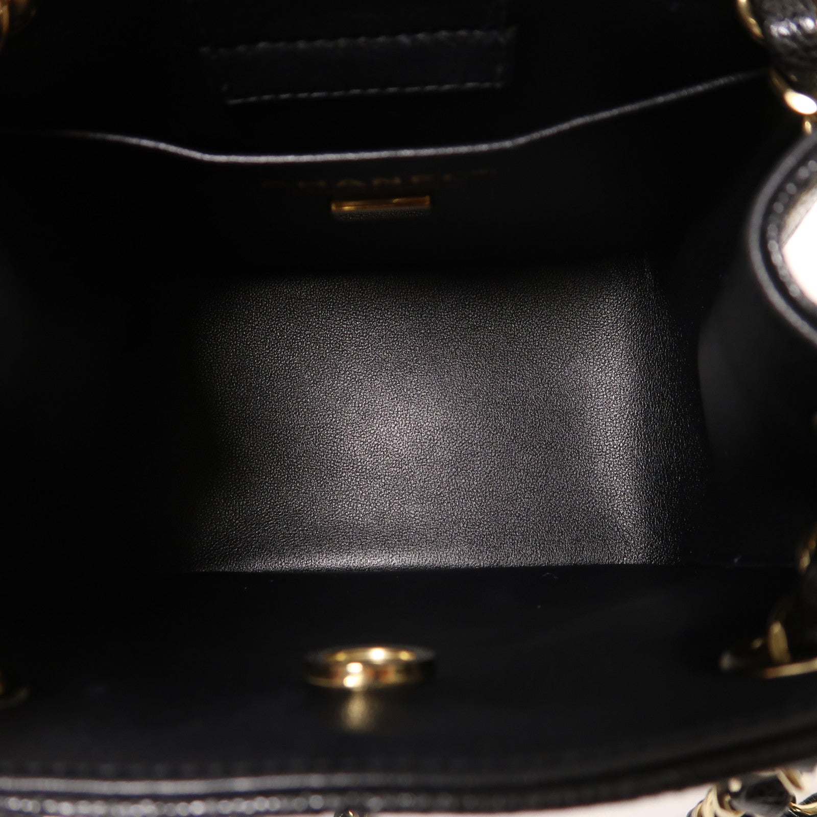 CHANEL 牛皮皮革Bucket Bag金扣鏈帶肩背袋