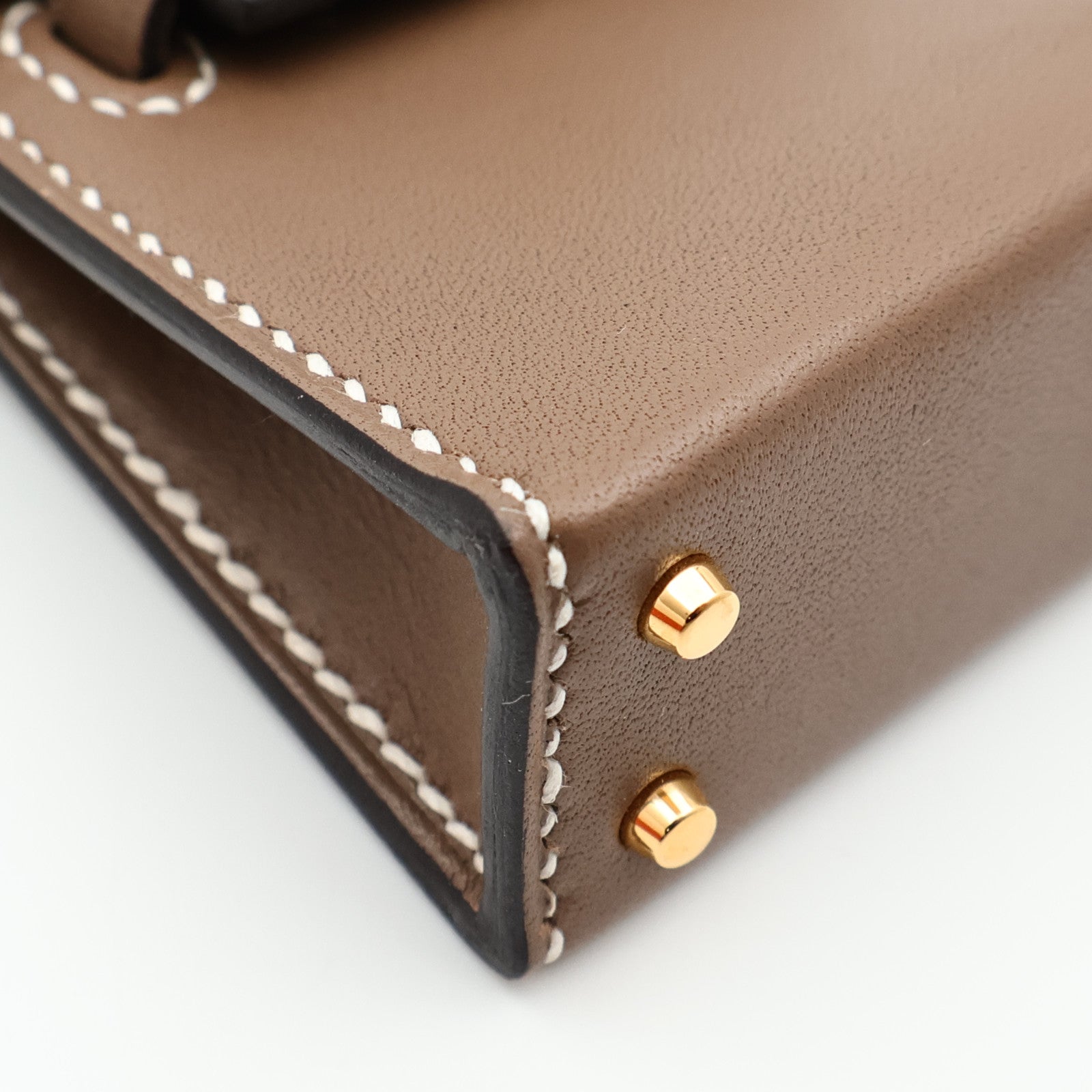 HERMES Tadelakt皮革Kelly Twilly Bag Charm金扣掛飾Etoupe