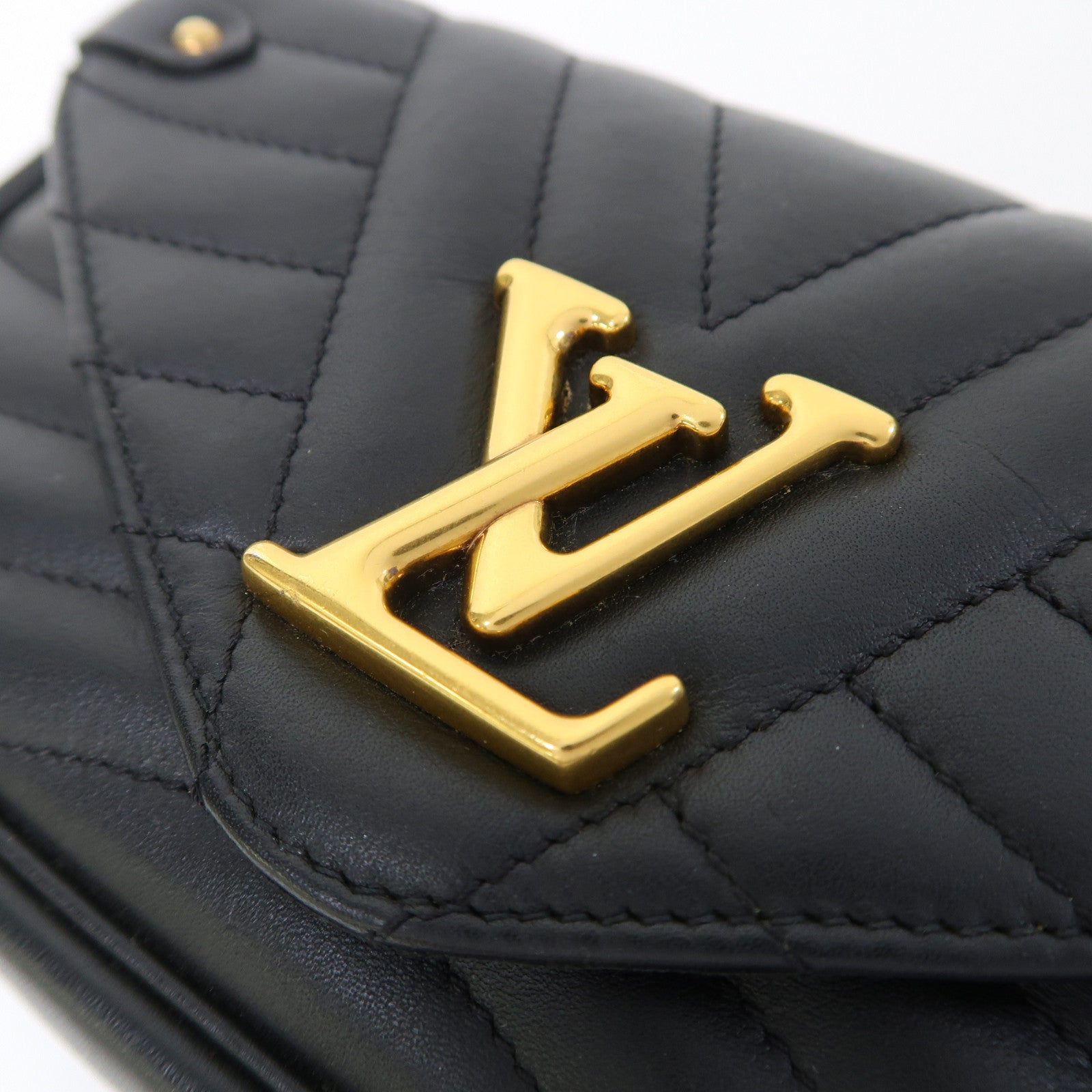 LOUIS VUITTON 牛皮皮革New Wave WOC金扣鏈帶肩背袋黑色