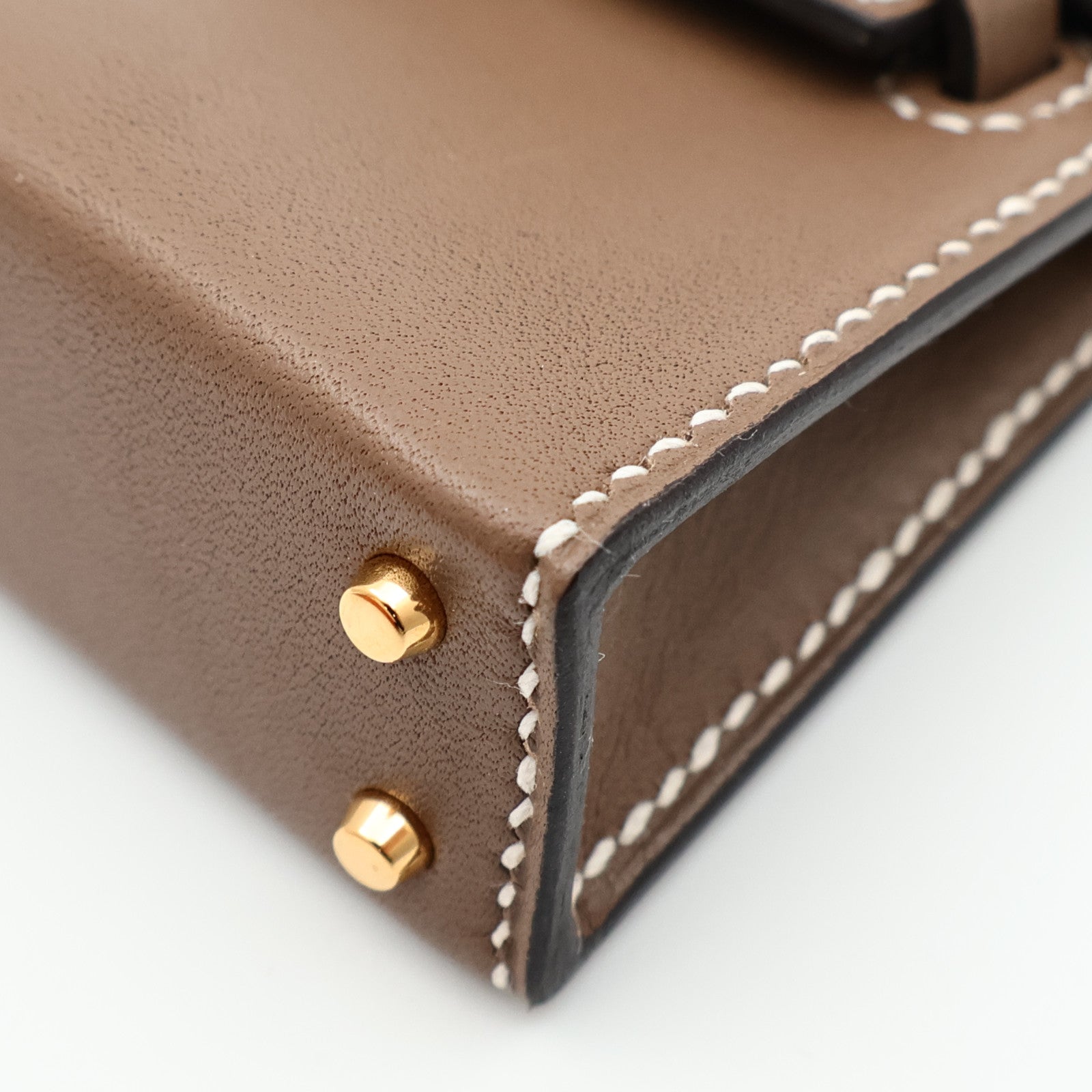 HERMES Tadelakt皮革Kelly Twilly Bag Charm金扣掛飾Etoupe