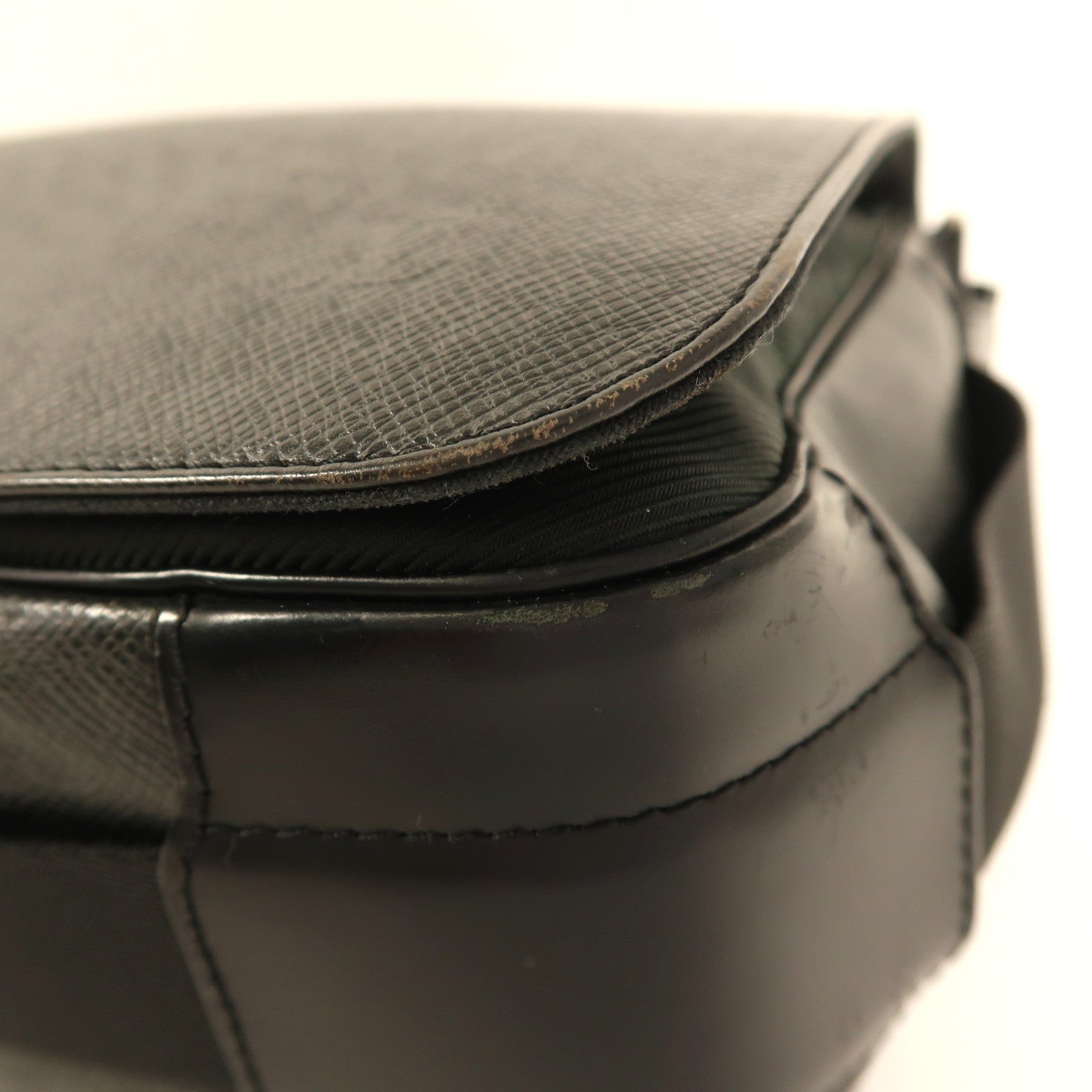 LOUIS VUITTON Taiga Victor銀扣肩背袋