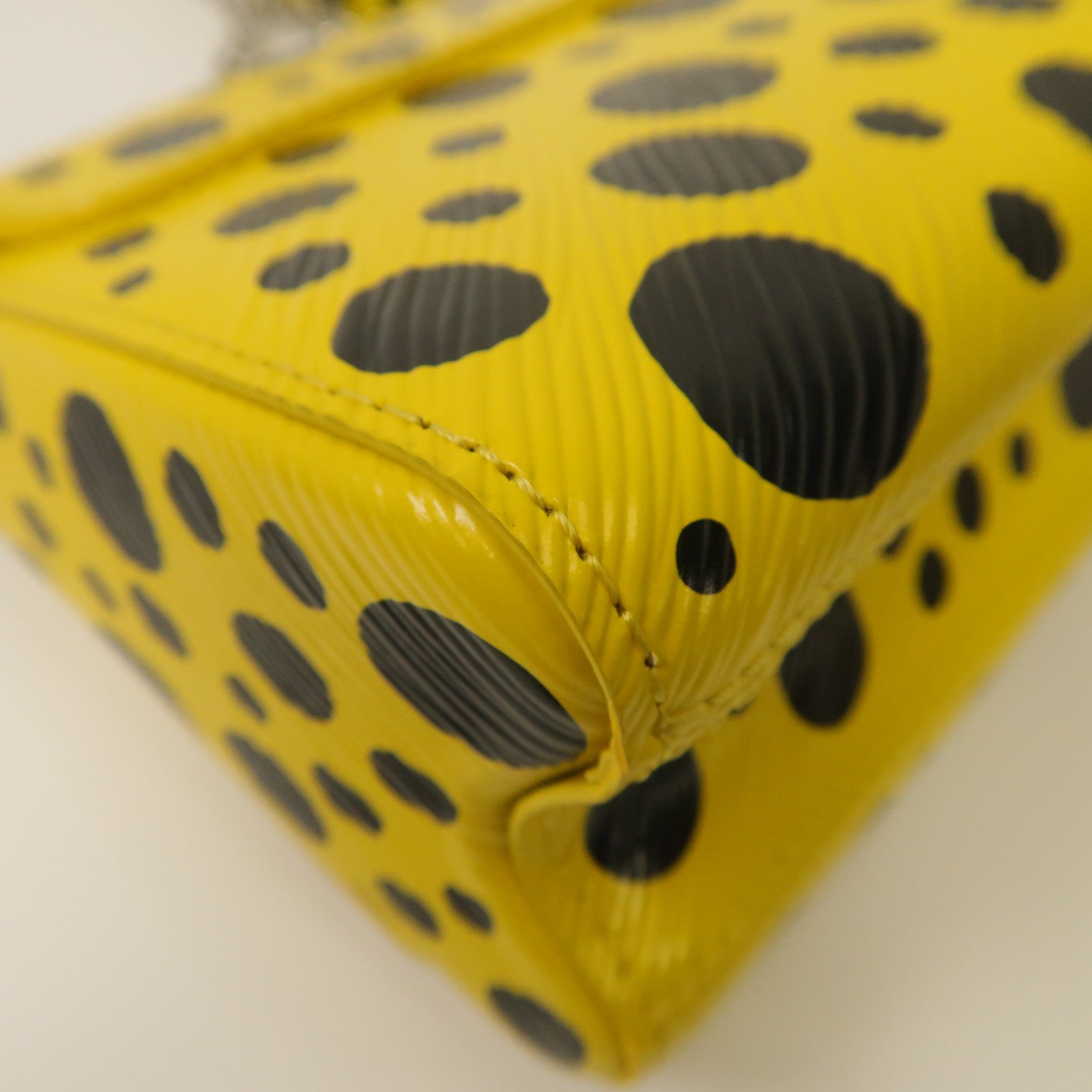 LOUIS VUITTON Epi皮革Yayoi Kusama Twist PM銀扣鏈帶肩背袋黃色/黑色