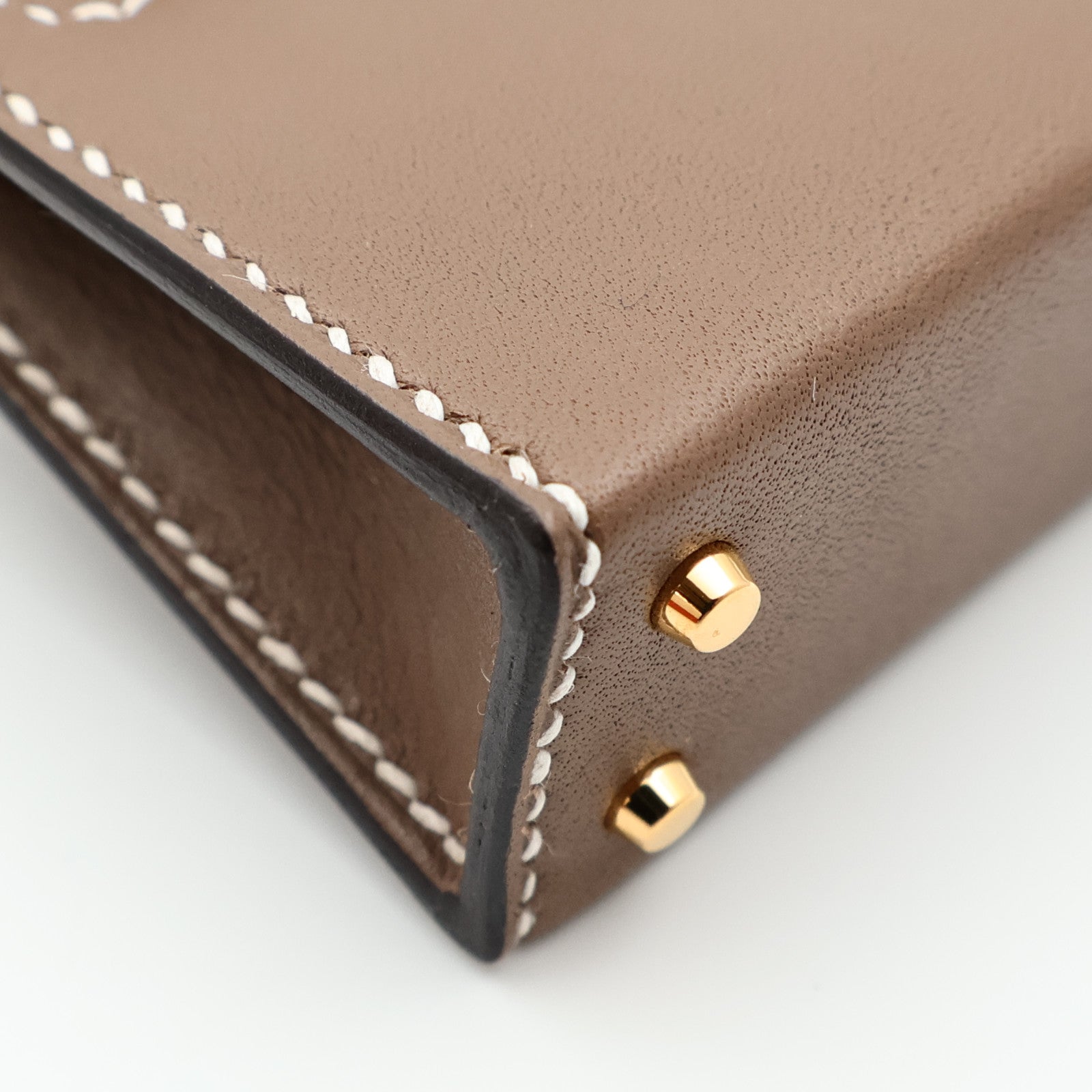 HERMES Tadelakt皮革Kelly Twilly Bag Charm金扣掛飾Etoupe