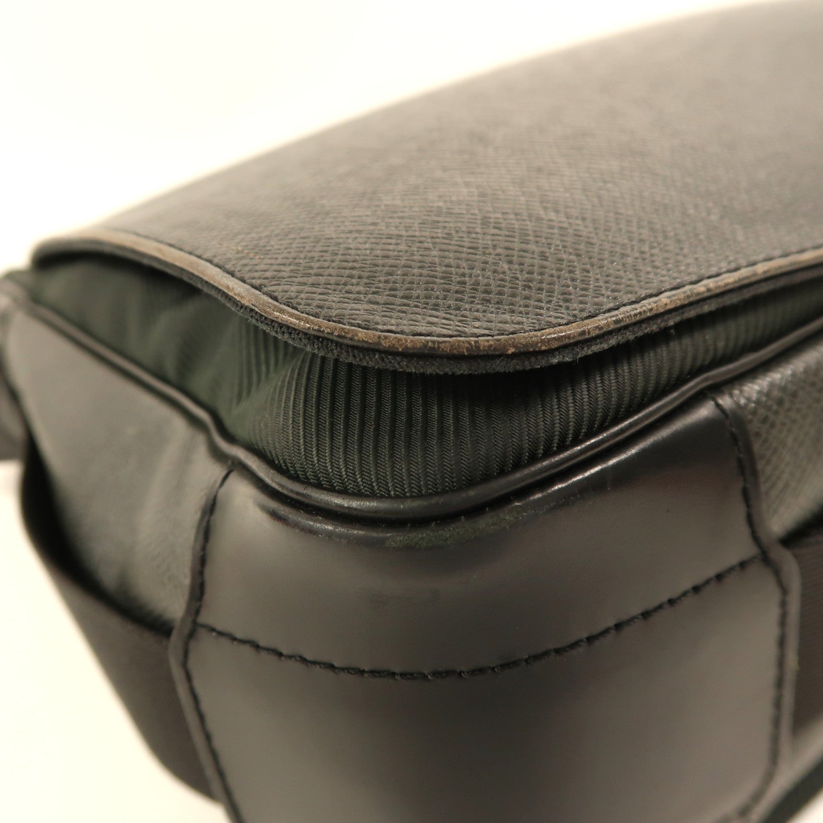 LOUIS VUITTON Taiga Victor銀扣肩背袋