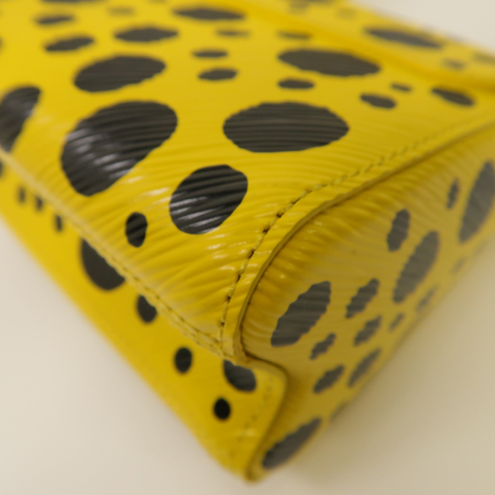 LOUIS VUITTON Epi皮革Yayoi Kusama Twist PM銀扣鏈帶肩背袋黃色/黑色