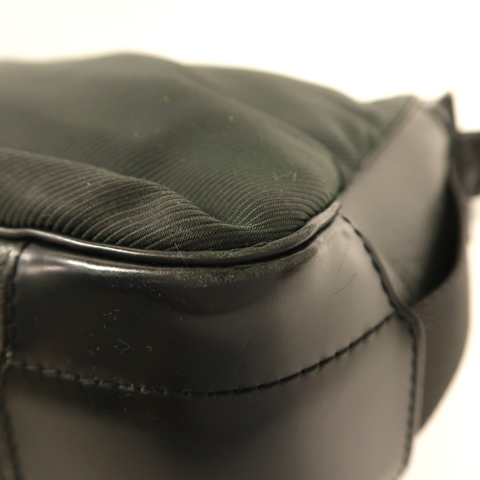 LOUIS VUITTON Taiga Victor銀扣肩背袋