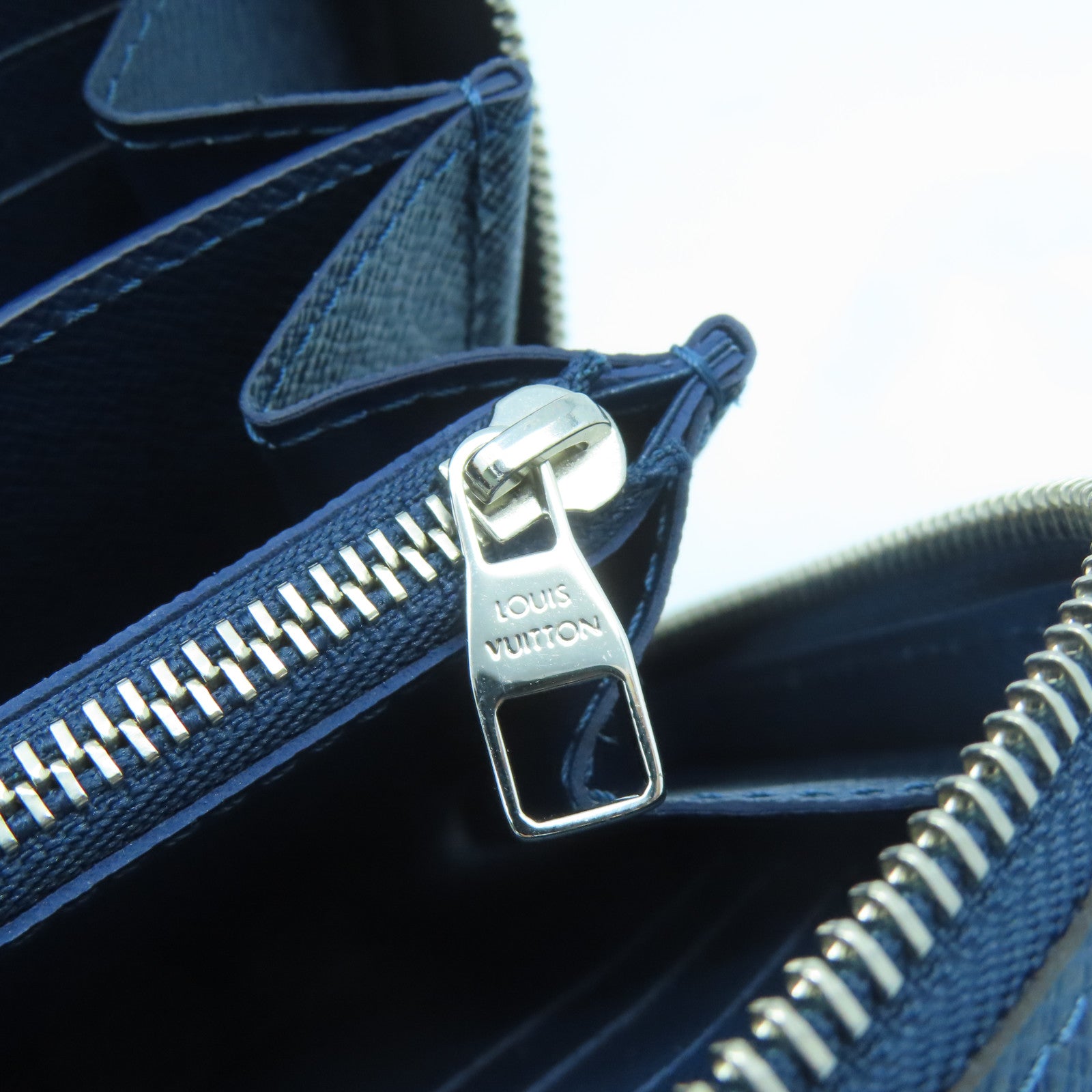 LOUIS VUITTON 【激減優惠】Taiga皮革Zippy XL銀扣手挽袋藍色