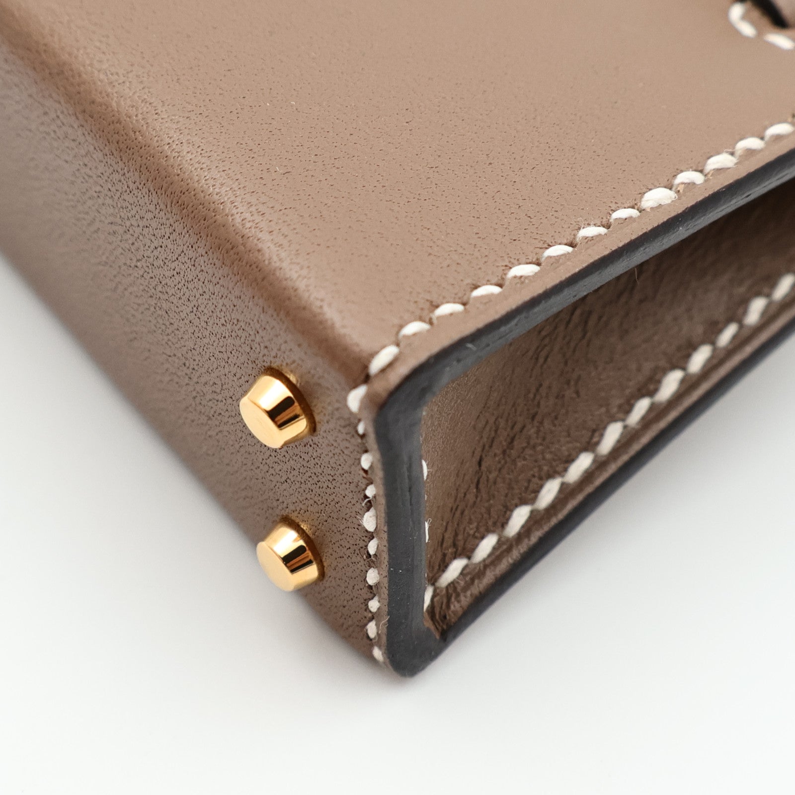 HERMES Tadelakt皮革Kelly Twilly Bag Charm金扣掛飾Etoupe