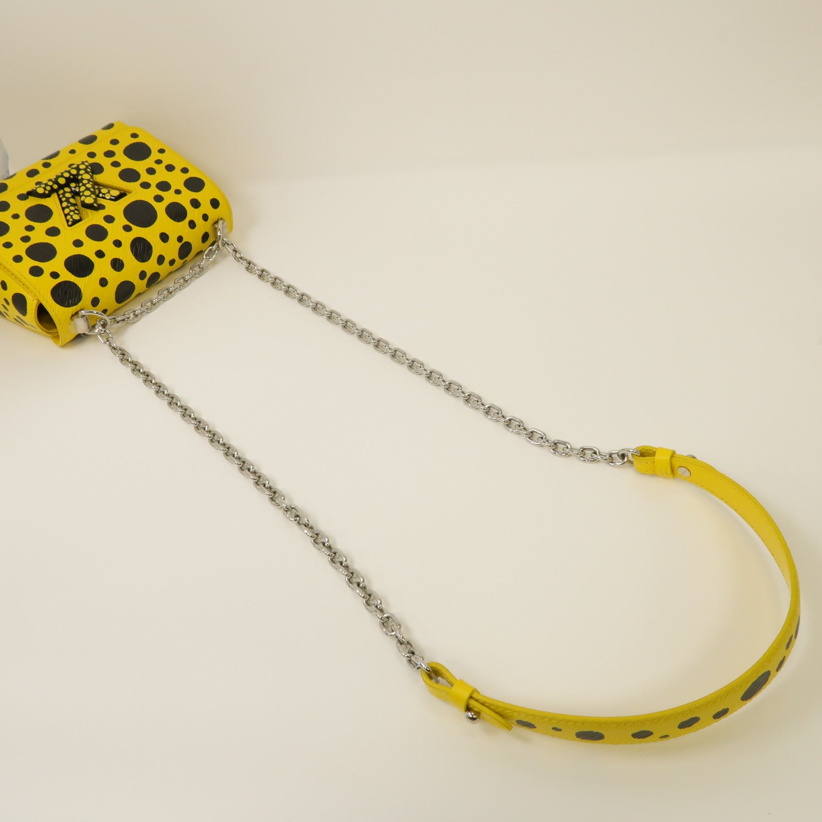 LOUIS VUITTON Epi皮革Yayoi Kusama Twist PM銀扣鏈帶肩背袋黃色/黑色