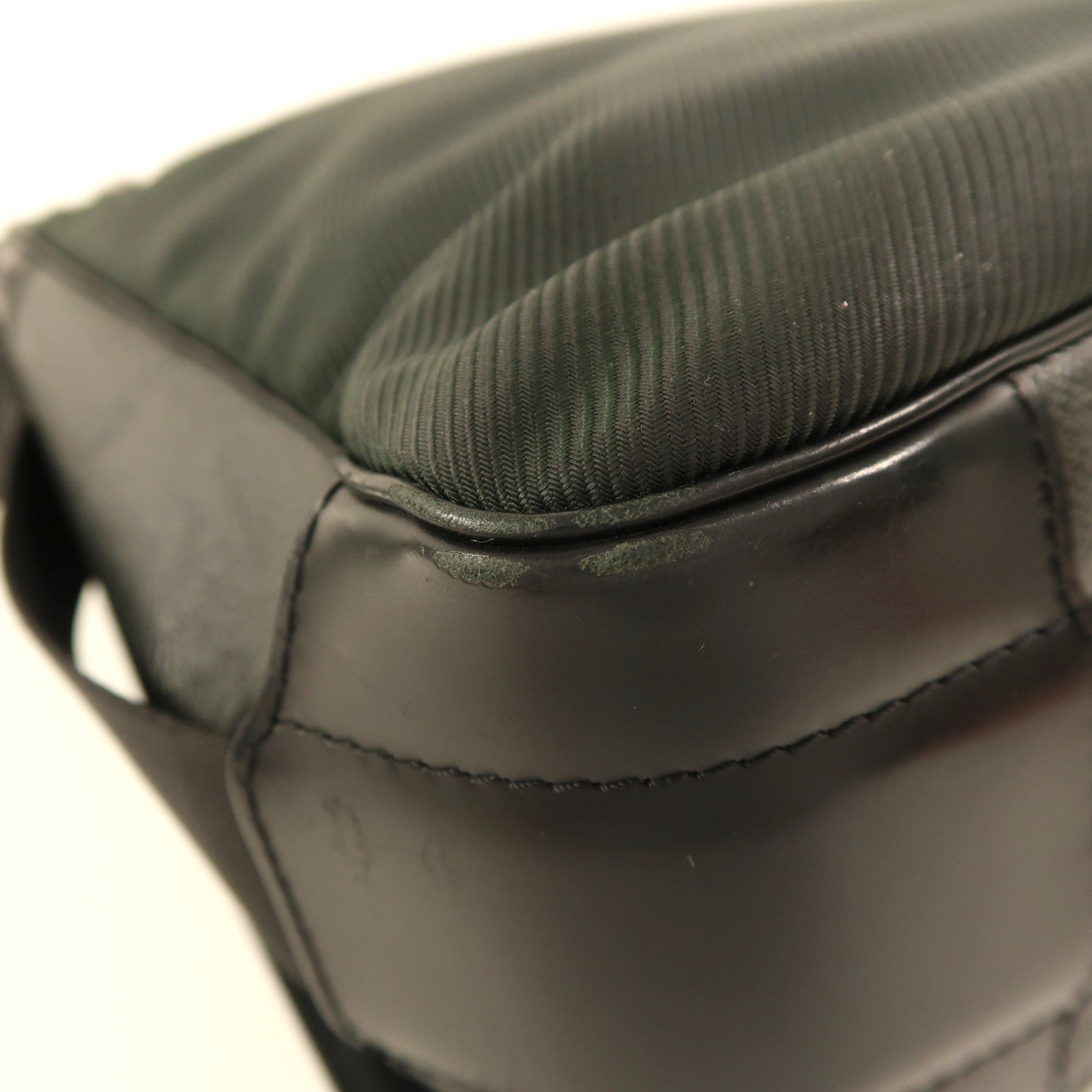 LOUIS VUITTON Taiga Victor銀扣肩背袋