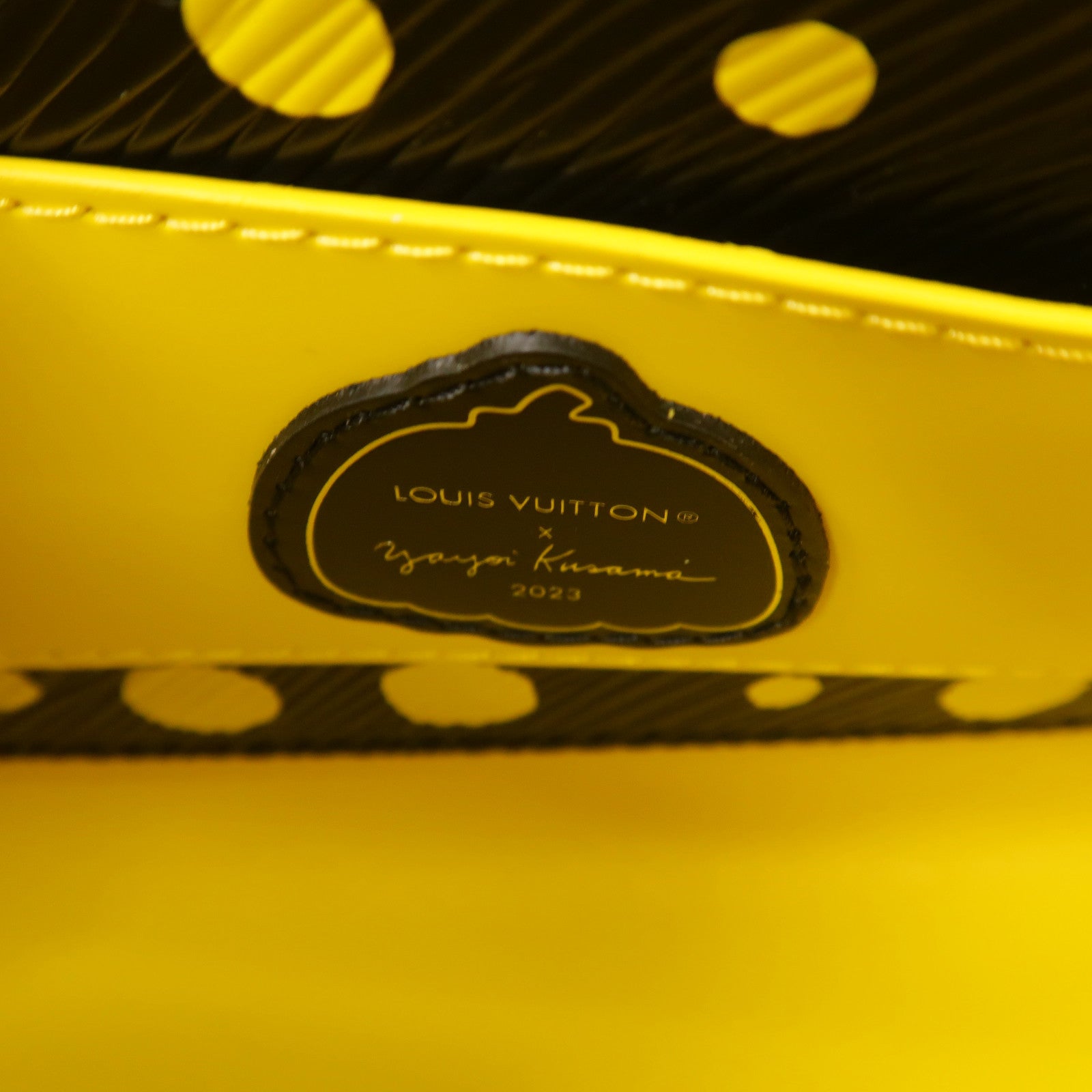 LOUIS VUITTON Epi皮革Yayoi Kusama Twist PM銀扣鏈帶肩背袋黃色/黑色